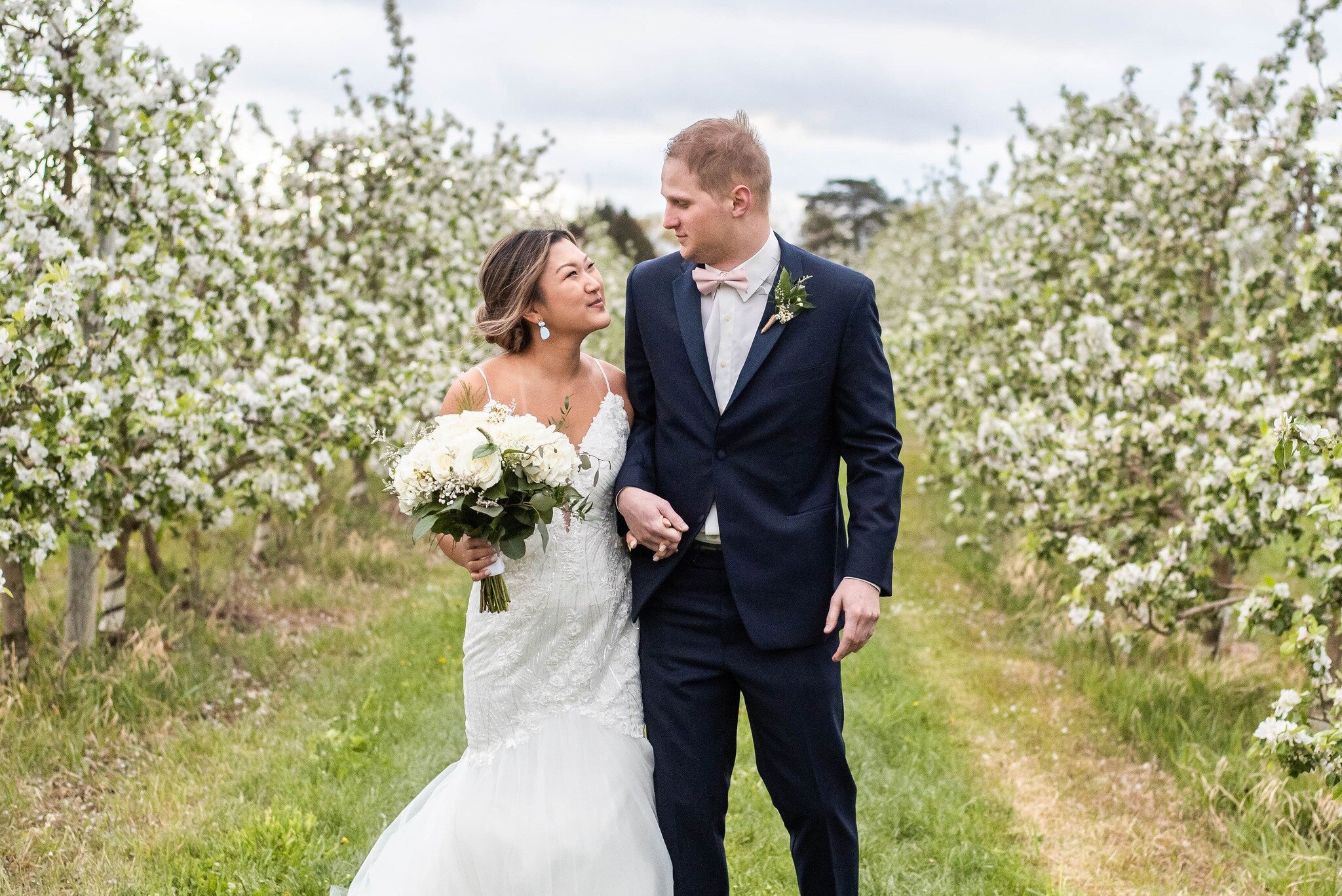 ☀️Happy Friday friends! We made it through the week&mdash;and winter (🤞no more snow)! Springtime is here and warm weather is right around the corner. 
💐This bridal bouquet included: white roses, spray roses, baby's breath, wax flower and eucalyptus