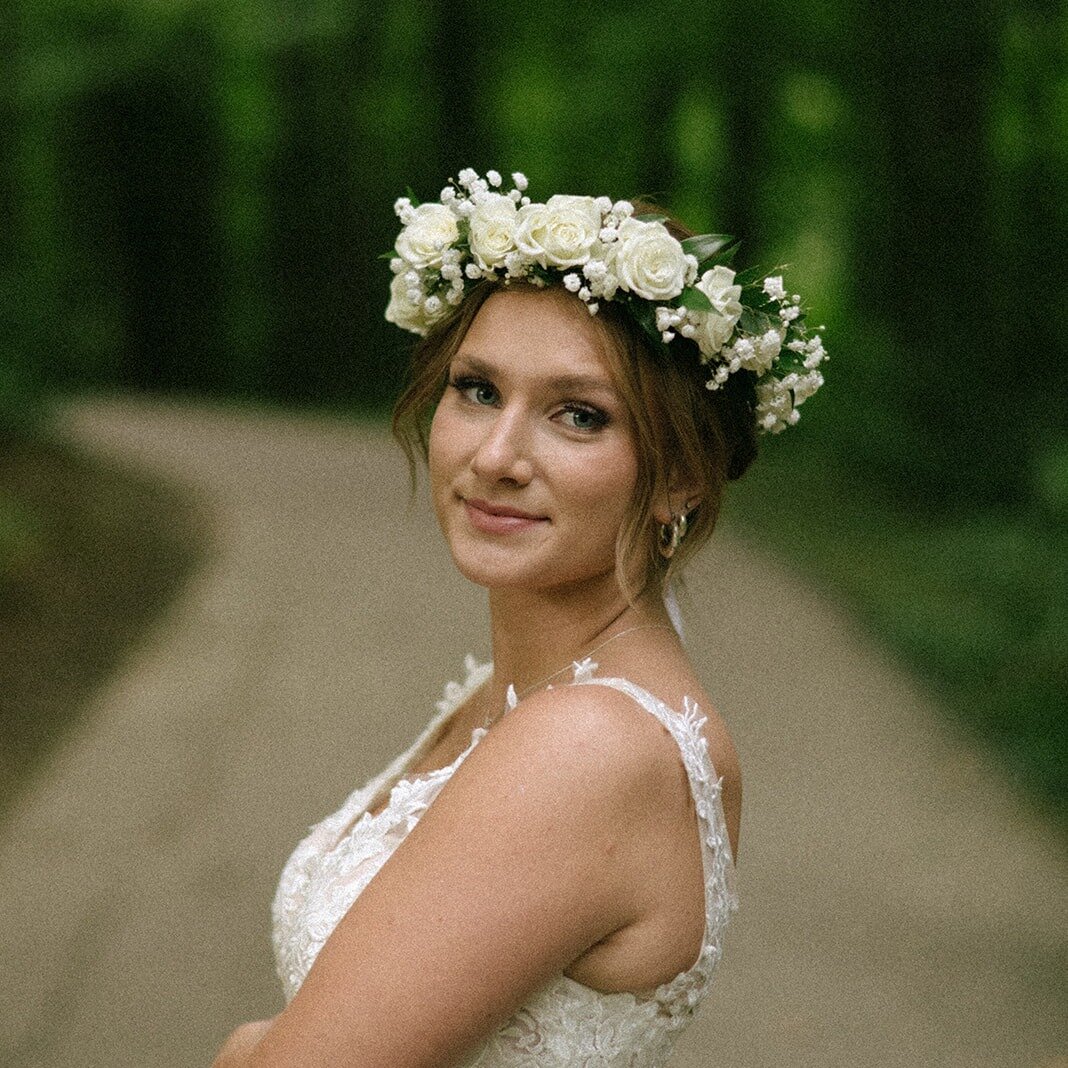 😍We interrupt your Friday Instagram feed with this gorgeous flower crown moment! 💐Your. 💐Welcome. 
This is also your sign to IGNORE any of the naysayers who believe that crowns are only for flower girls&mdash;LIES! 😂 
Flower crowns are for everyo