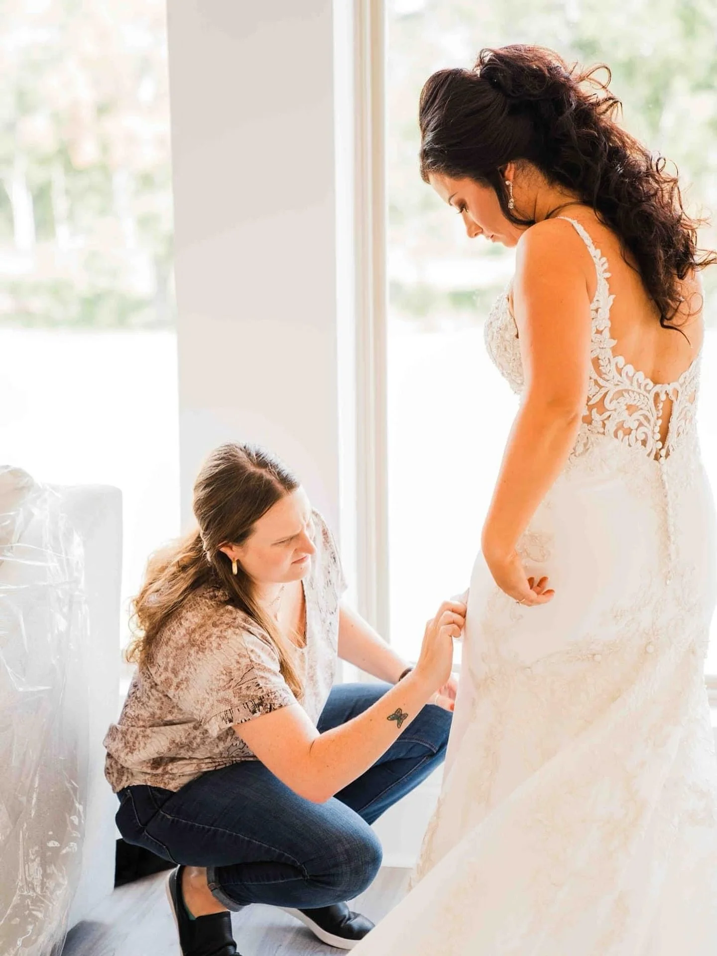 Meet Tyler Bicknell &mdash; the lens-slingin&rsquo;, boot-stompin&rsquo;, rodeo-lovin&rsquo; wedding photographer who captures wild hearts and western vows with raw grit and golden light. From rowdy groomsmen to turquoise details, you don&rsquo;t jus