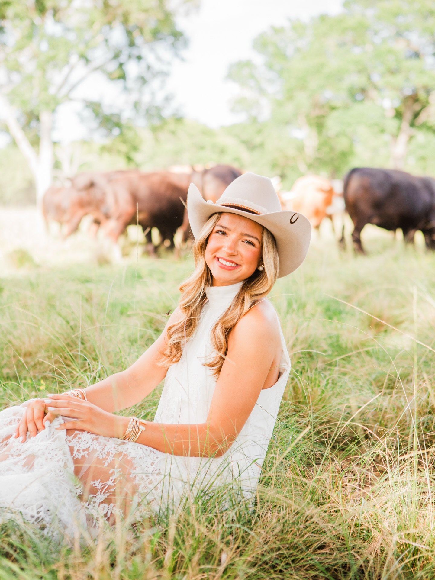 Yesterday had a little bit of everything cattle, horses, and all the western goodness.

If there&rsquo;s one thing about me, it&rsquo;s that I&rsquo;ll pick tall grass and a pasture every single time. Add in a gorgeous senior or a sweet couple, and i