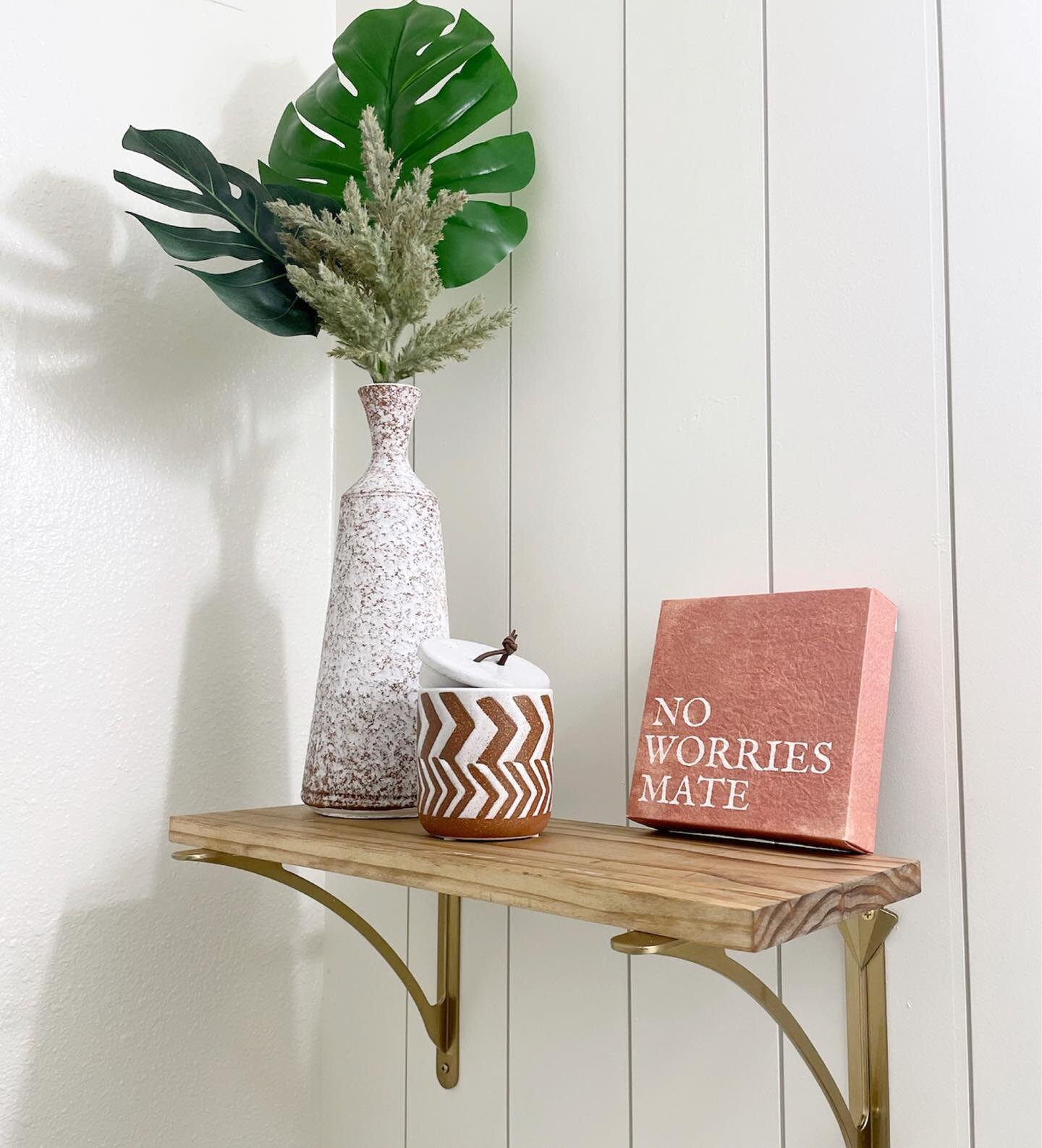 Looking for some quick beautiful shelves? &ldquo;No worries mate&rdquo;. Try this! 

&bull; beautiful brass brackets 
&bull; piece of stainable wood 
&bull; special walnut stain 
&bull; some cute decor on top of course ;) 

Swipe -&gt; to see where i