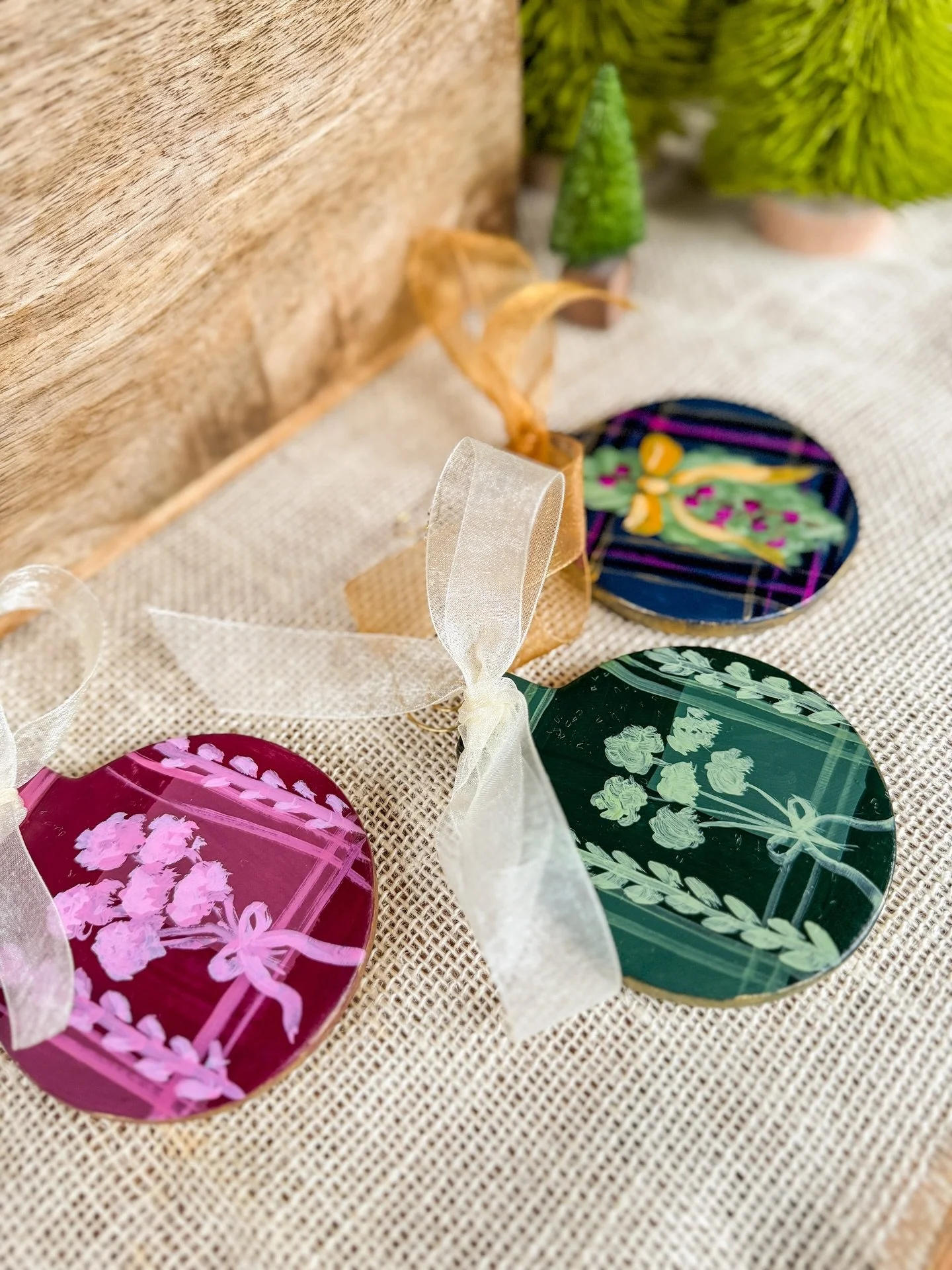 A little holiday surprise&hellip; 🎄✨
I wasn&rsquo;t planning to add any new ornaments this year, but inspiration had other ideas.

Rich tartans, winter greens, painterly florals, and all the nostalgic Christmas charm I could carry into a little cera