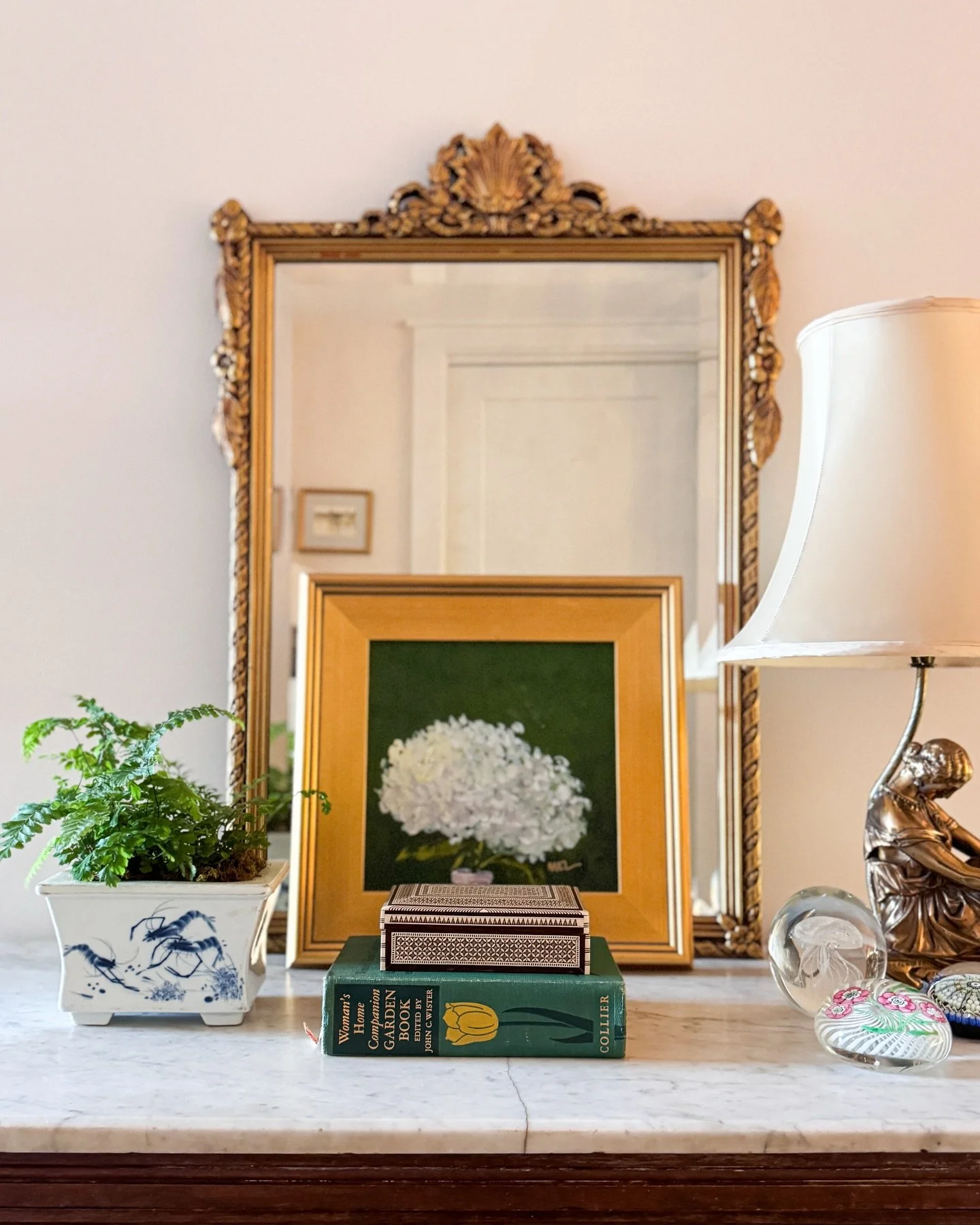 Obsessed with this new take on my milk bottle florals&hellip;

&ldquo;Mary&rdquo;
Acrylic on canvas board
Gold frame 
10x10 | 15x15

&ldquo;Mary&rdquo; will be coming with me this week to @shopontherockshow 

Thursday 12-4
Friday 10-6
9 Rockingham Ro