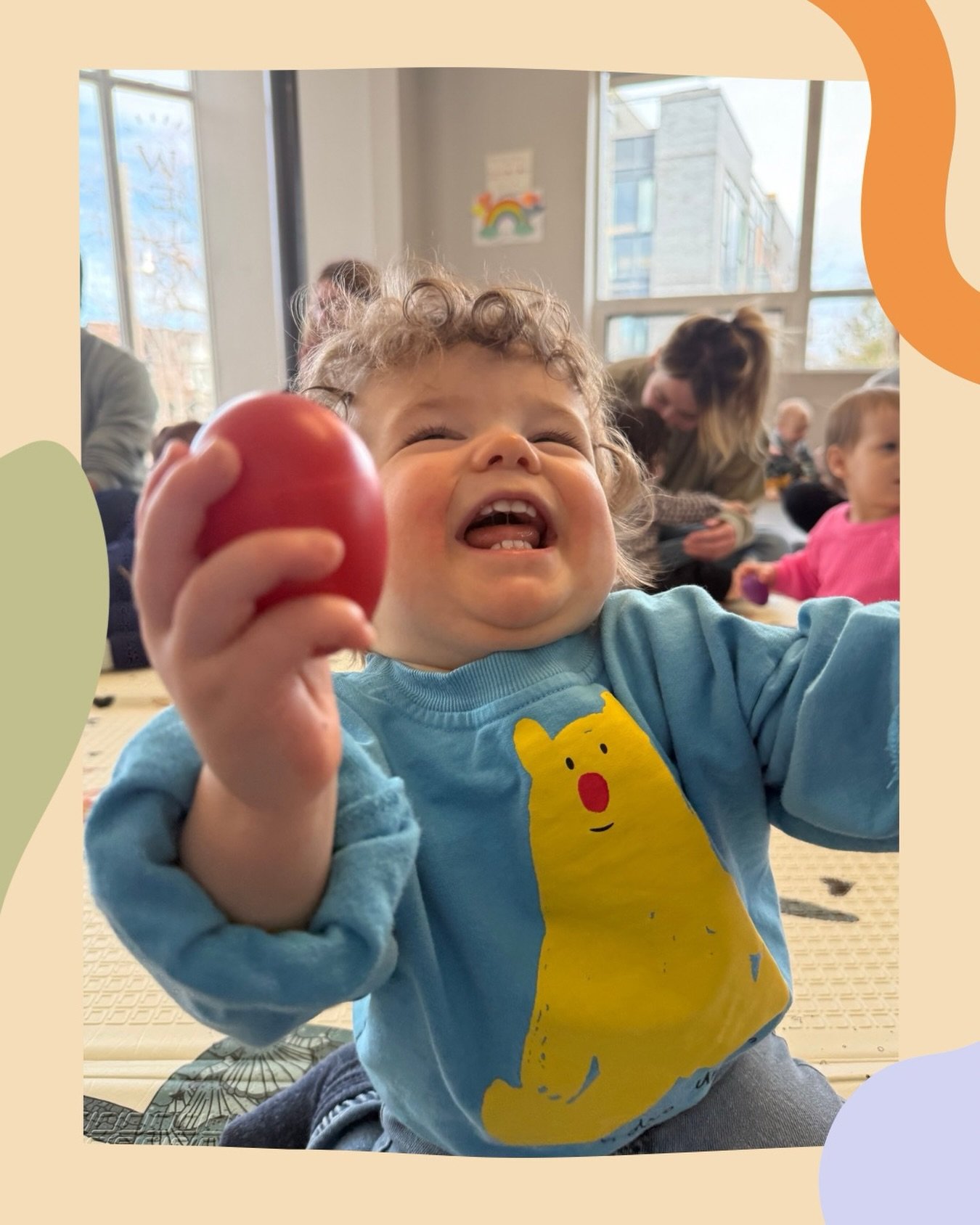 Non-stop smiles in our baby music class 😆🎶
Babies love shaking their shakers at Circle Time, and the best part is: it&rsquo;s both fun AND educational!

🪇shaking builds hand eye coordination 
🪇helps our little ones connect cause &amp; effect 
🪇b