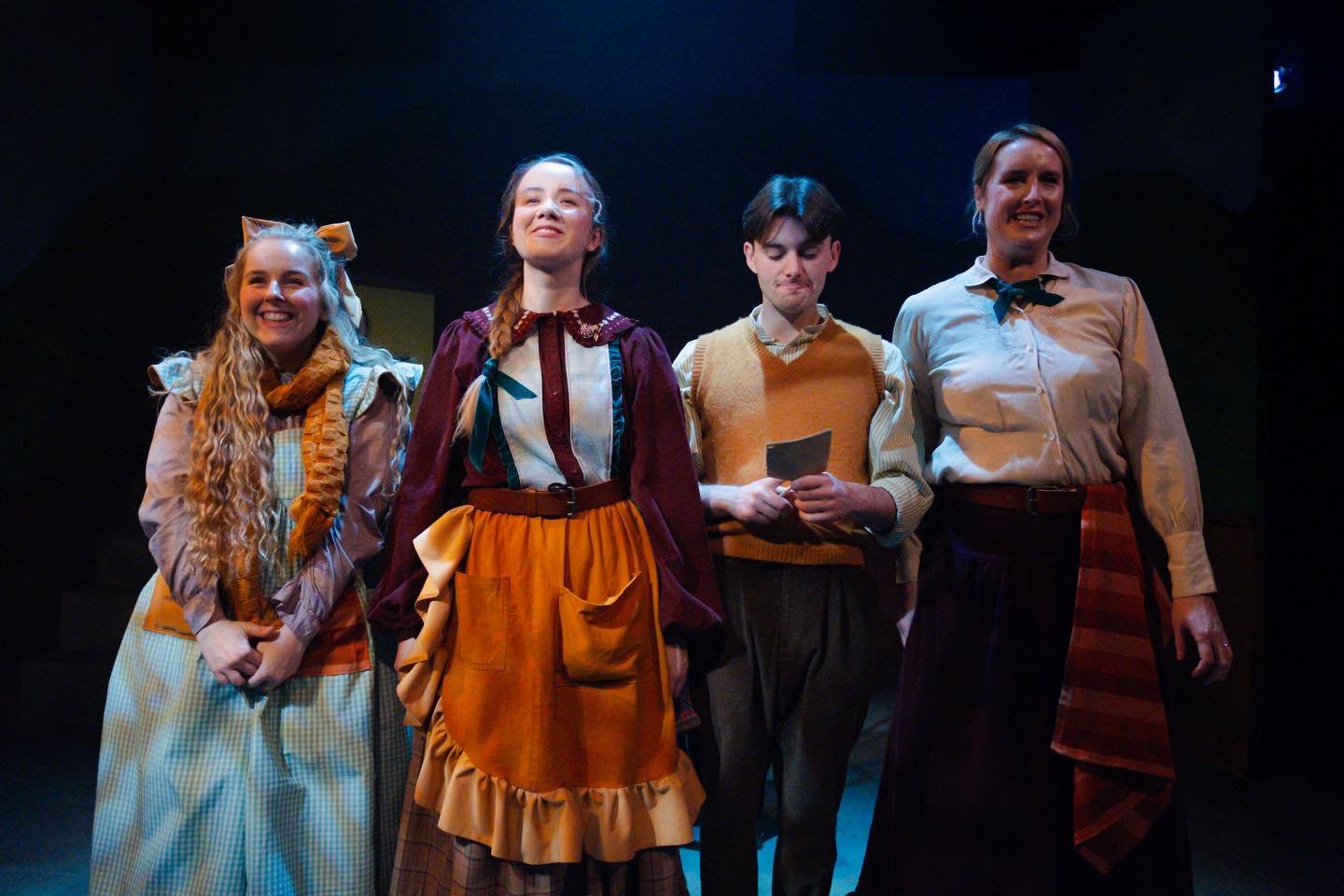 The Railway Children @theatreattabard 🚂 
Directed by @mrsimonreilly 
Costume design @alicemdesigner 
Set design by Rob Miles 
Lighting design @natgreenld 
Sound design @theatrenick 
Produced by Sarah Reilly for @theatreattabard 
Photos by @huntercol