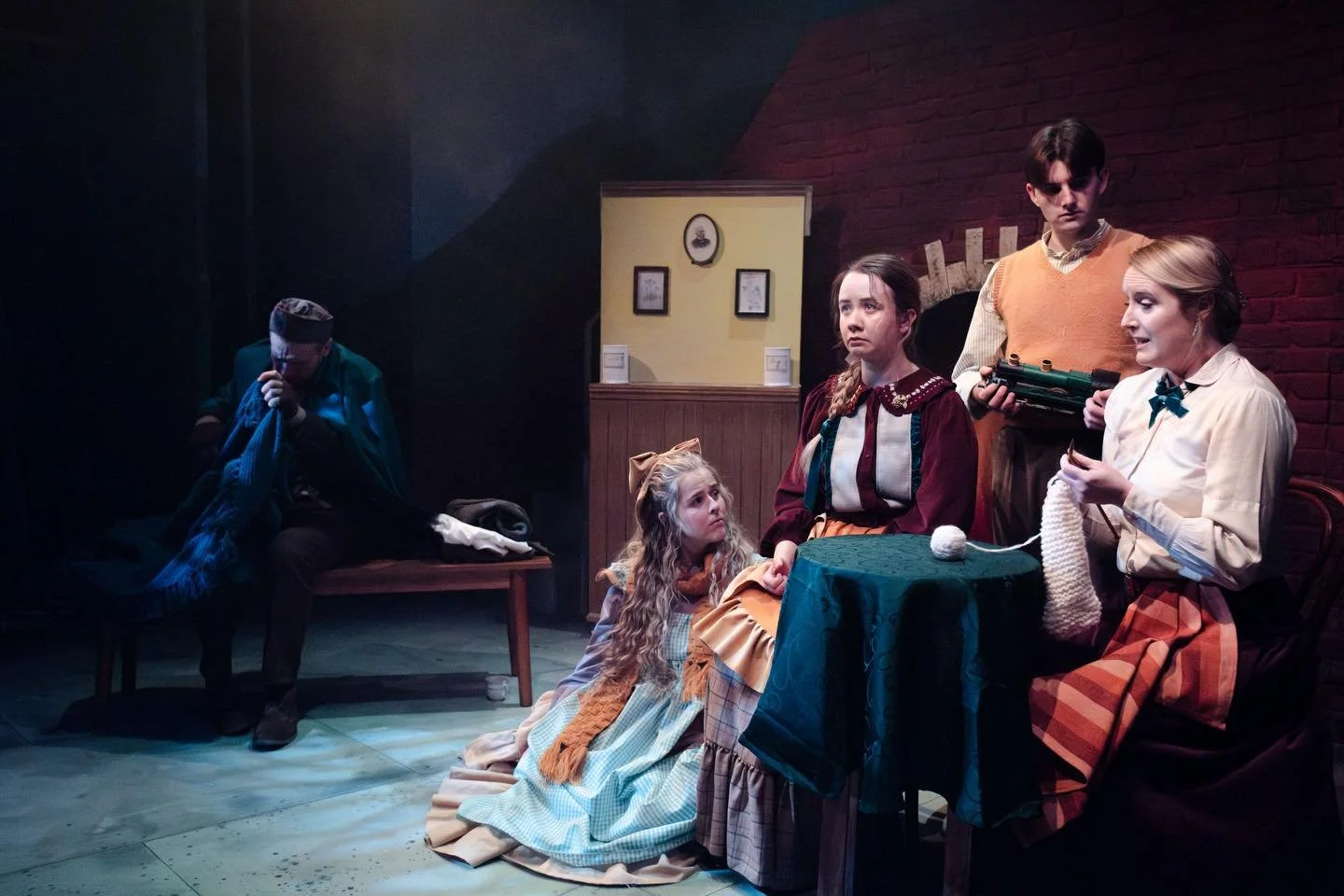 The Railway Children @theatreattabard 🚂 
Directed by @mrsimonreilly 
Costume design @alicemdesigner 
Set design by Rob Miles 
Lighting design @natgreenld 
Sound design @theatrenick 
Produced by Sarah Reilly for @theatreattabard 
Photos by @huntercol