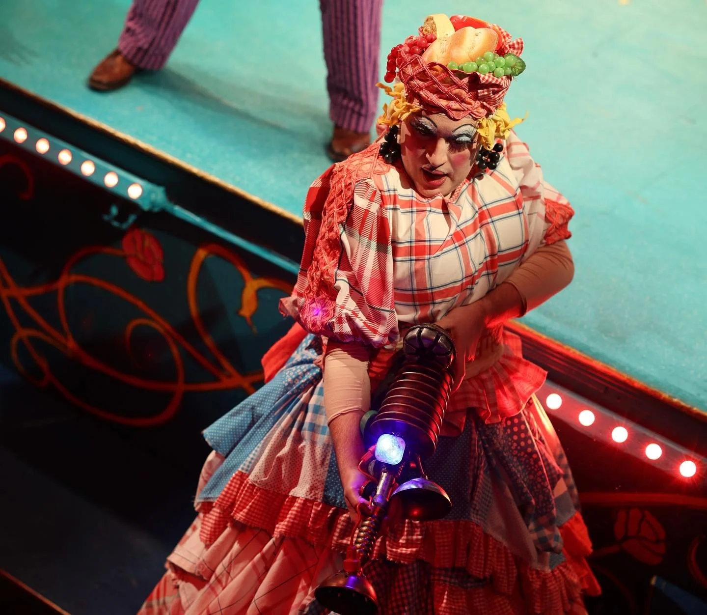 The many faces of Fifi Fromage aka @tomcapperactor 🎀and all her children&hellip;🧀
Fifi Antionette make lead by Claire Bayliss 
Gingham make lead by @ellakbdesign 
Wigs by me (lol?) 
Beauty &amp; The Beast @ The Theatre Chipping Norton 
Writer &amp;