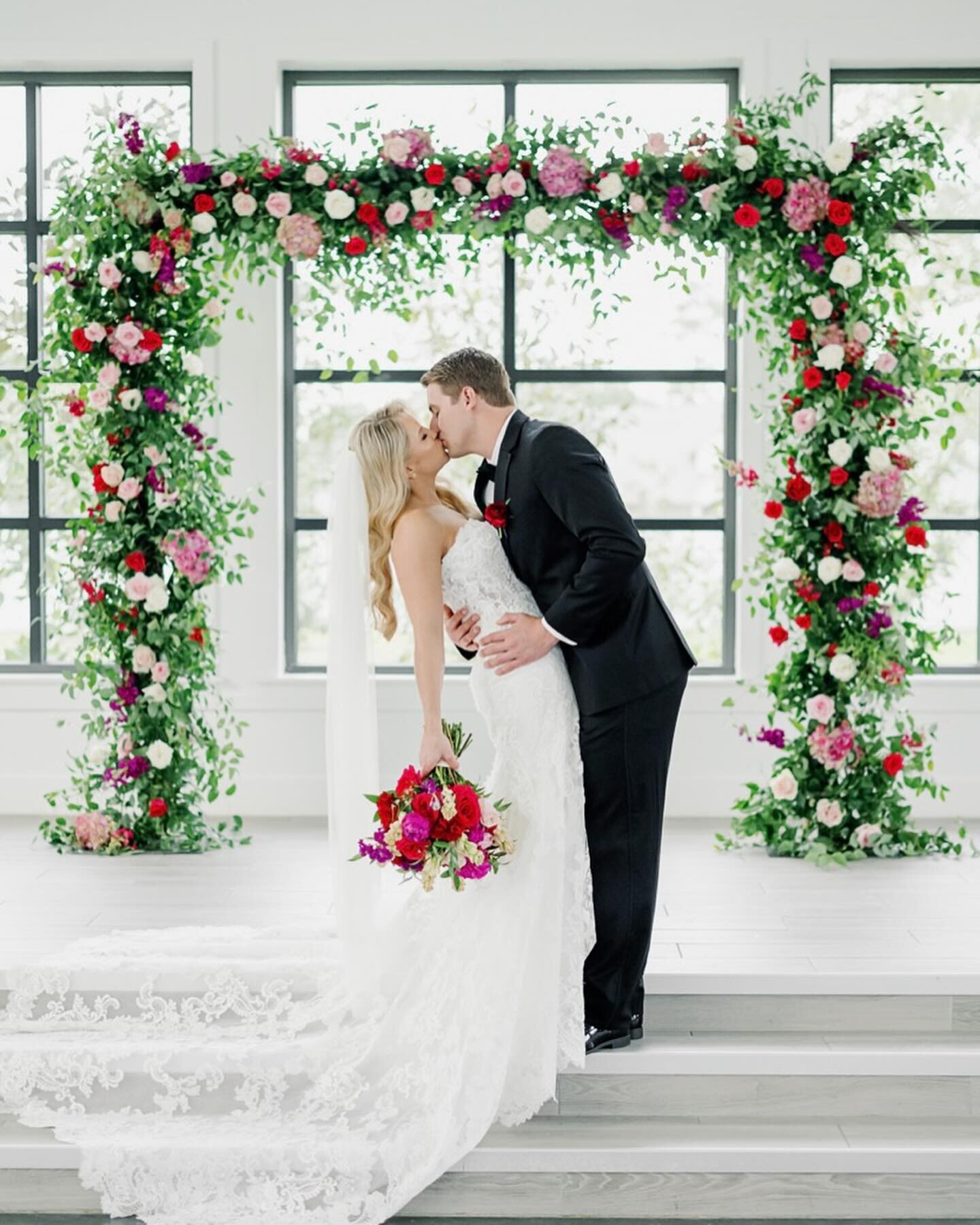 Starting off the week with all the P💓NK &amp; R🌹D!! Madison &amp; Ford&rsquo;s wedding is the perfect inspo if this color palette is your vibe! 

@avery_boxwoodmanor 
@katihewittphoto 
@fdellitdesigns 
@reverentweddingfilms 
@drywaterband 
@jessica