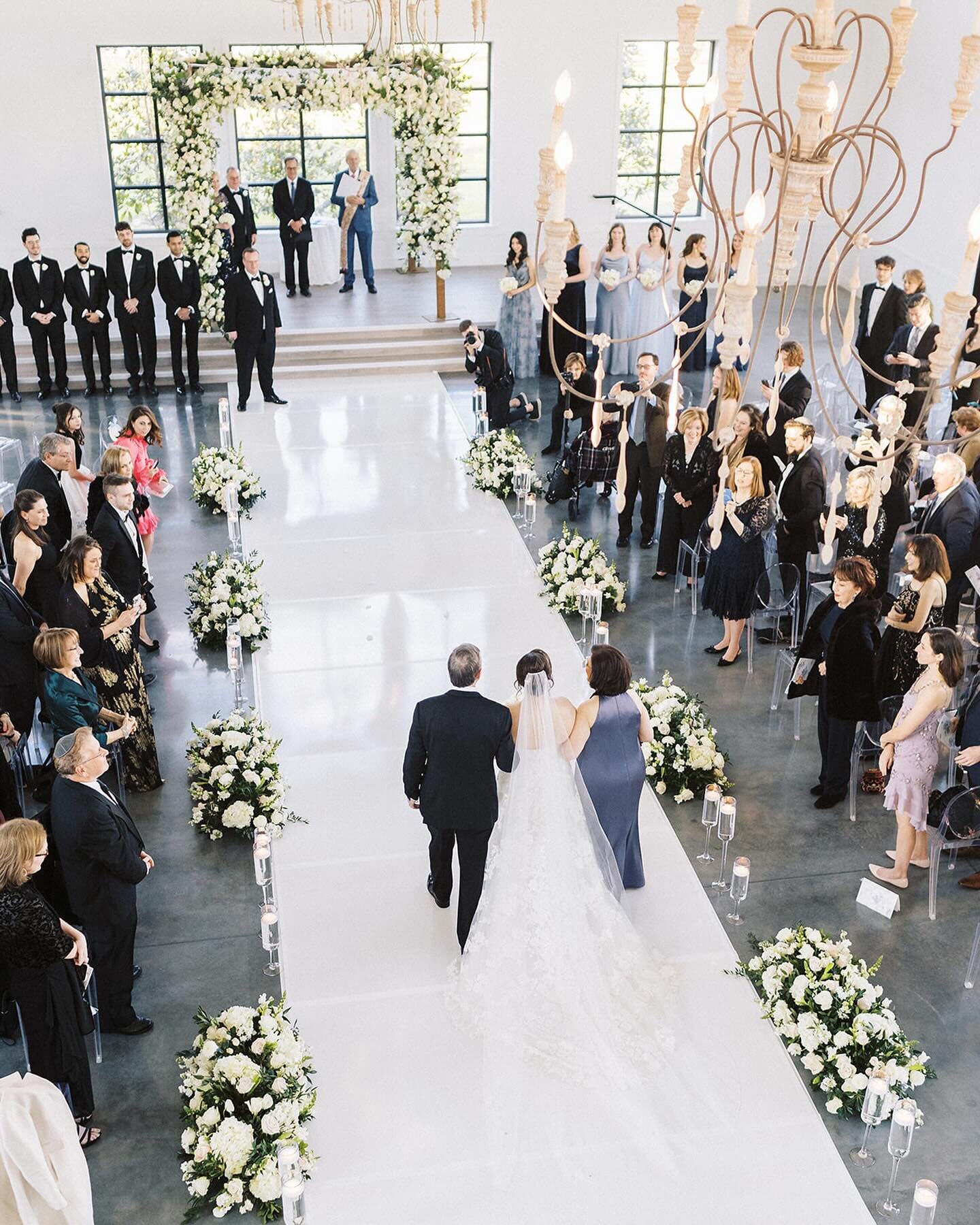 The verdict is in&hellip;.. do the aisle runner 🤩🤍 The POP it gives will never disappoint. 

@grantdaniels 
@floraeventi 
@twobewed