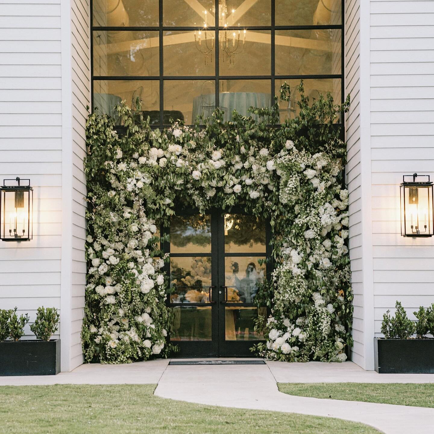 Imagine this being the entrance to your wedding reception 🌿🕊️ 

@keely.thorne.events 
@elleinglish 
@josephwest 
@eventsinbloomhouston 
#boxwoodmanorwedding