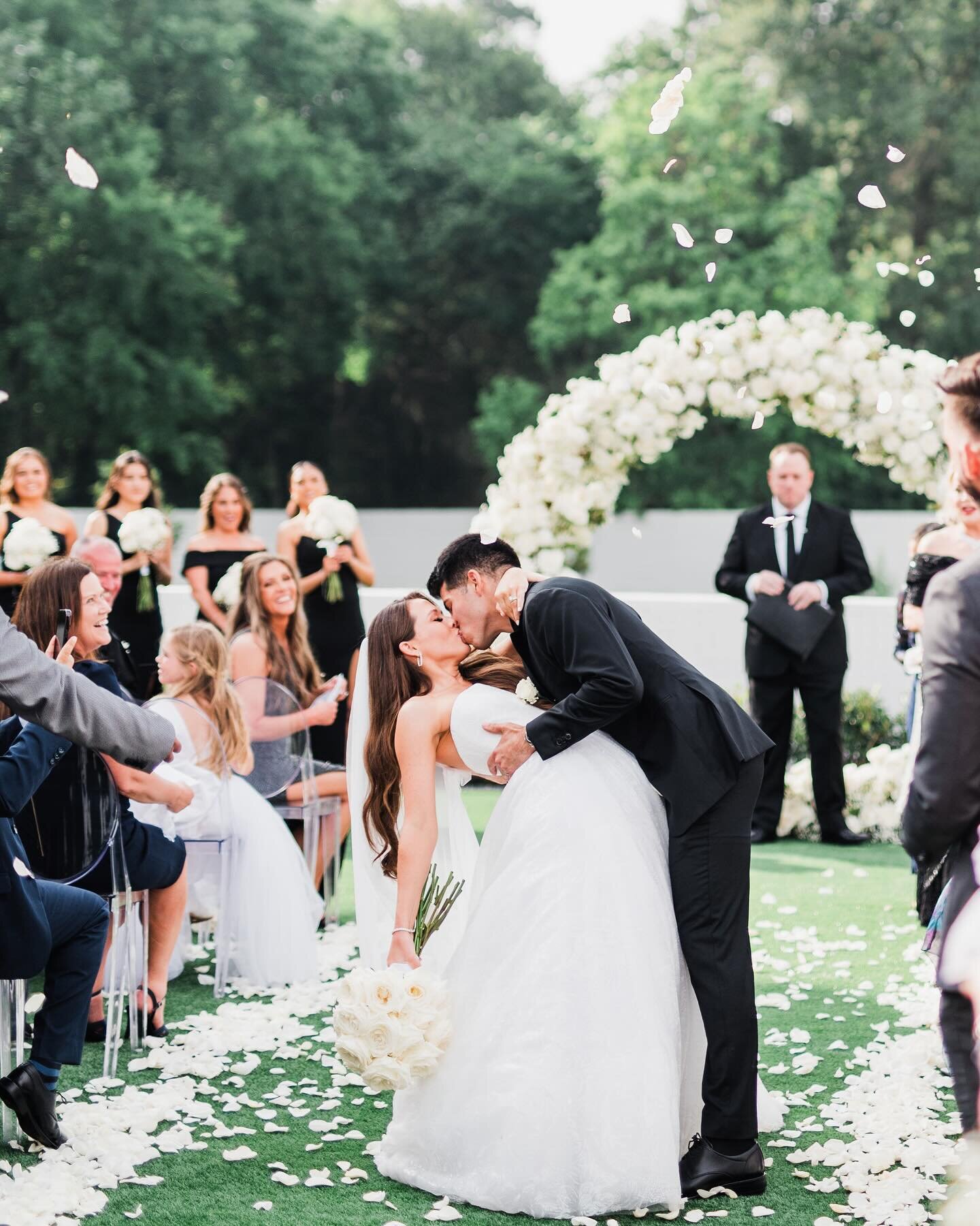 It&rsquo;s stormy weather here in Houston so naturally, we&rsquo;re pretending like we&rsquo;re back in this moment ☀️
#boxwoodmanorwedding