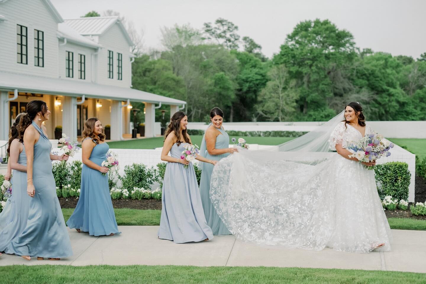 Trish &amp; Dylan&rsquo;s Wedding was nothing short of a dreamy, garden soir&eacute;e 🌿🌷🩵 Stay tuned for detail shots because those are going to be 🤩🤩 

@margaux_boxwoodmanor 
@katihewittphoto 
@essen_catering 
@caliandbloom 
@jordankahnorchestr