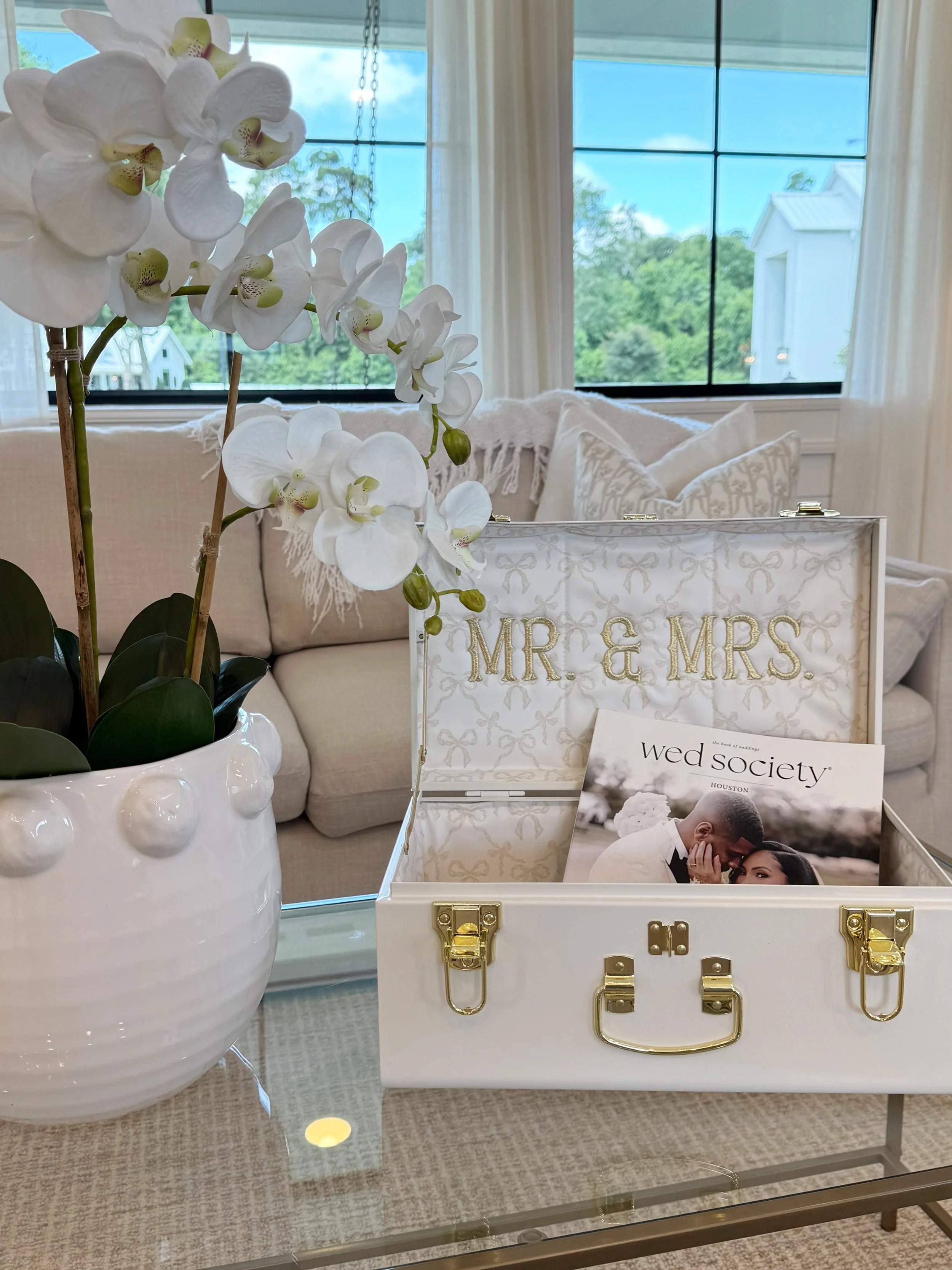 ✨PETITE KEEP GIVEAWAY✨

The winner will take home this adorable &ldquo;MR &amp; MRS&rdquo;  Petite Keep heirloom trunk&mdash;the perfect place to store wedding keepsakes or display at your wedding or pre-wedding festivities. 🤍

How to enter:
✨ Follo