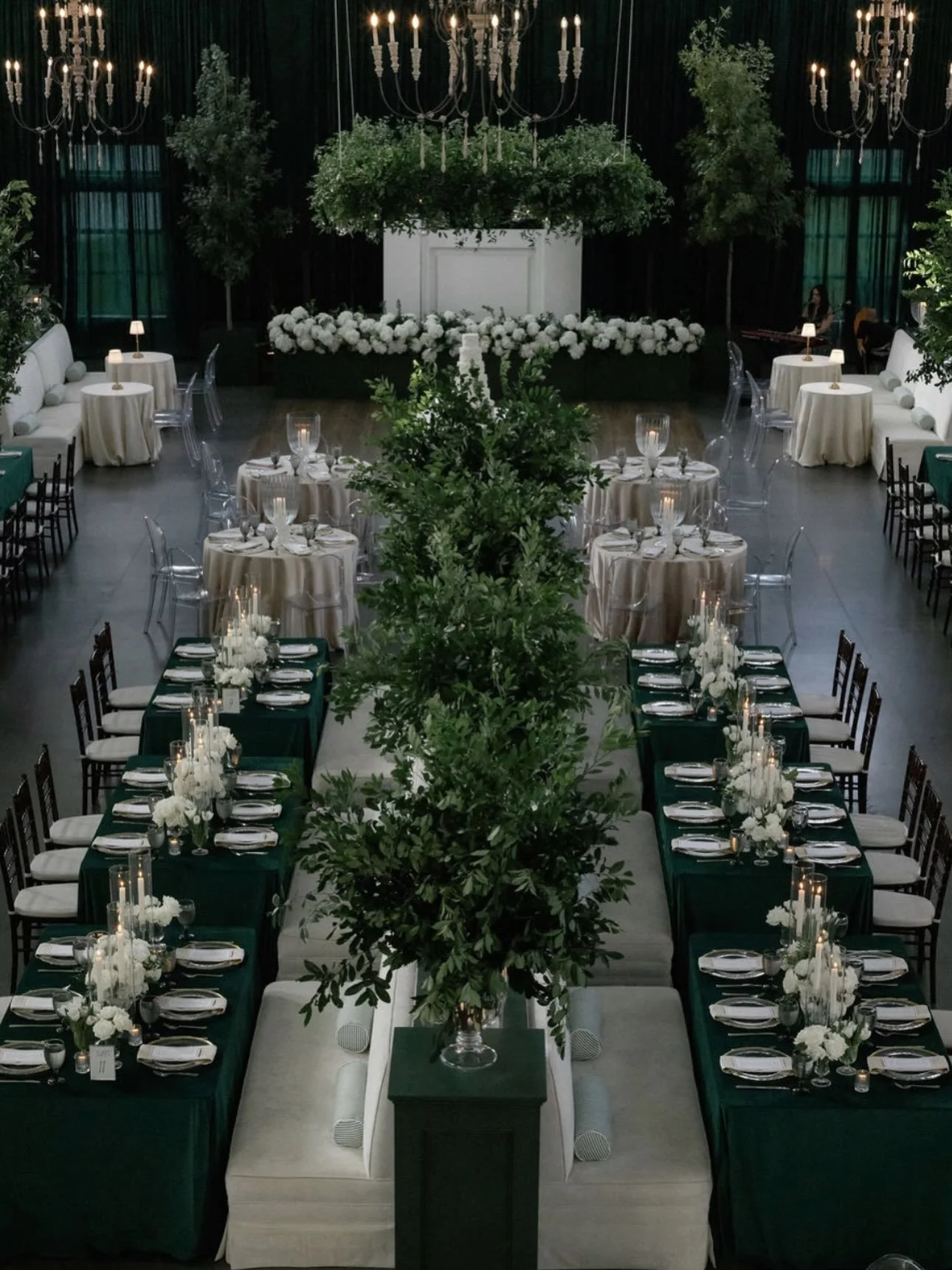 The ambience and the people who bring it together🥂

Full planning: @bianca_boxwoodmanor 
Florist/Lounge/Draping: @collegeparkflowerstx 
Photo &amp; Video: @annahailephoto 
Caterer: @tejaschocolate 
Catering staffing: @sierracatering 
Live Entertainm