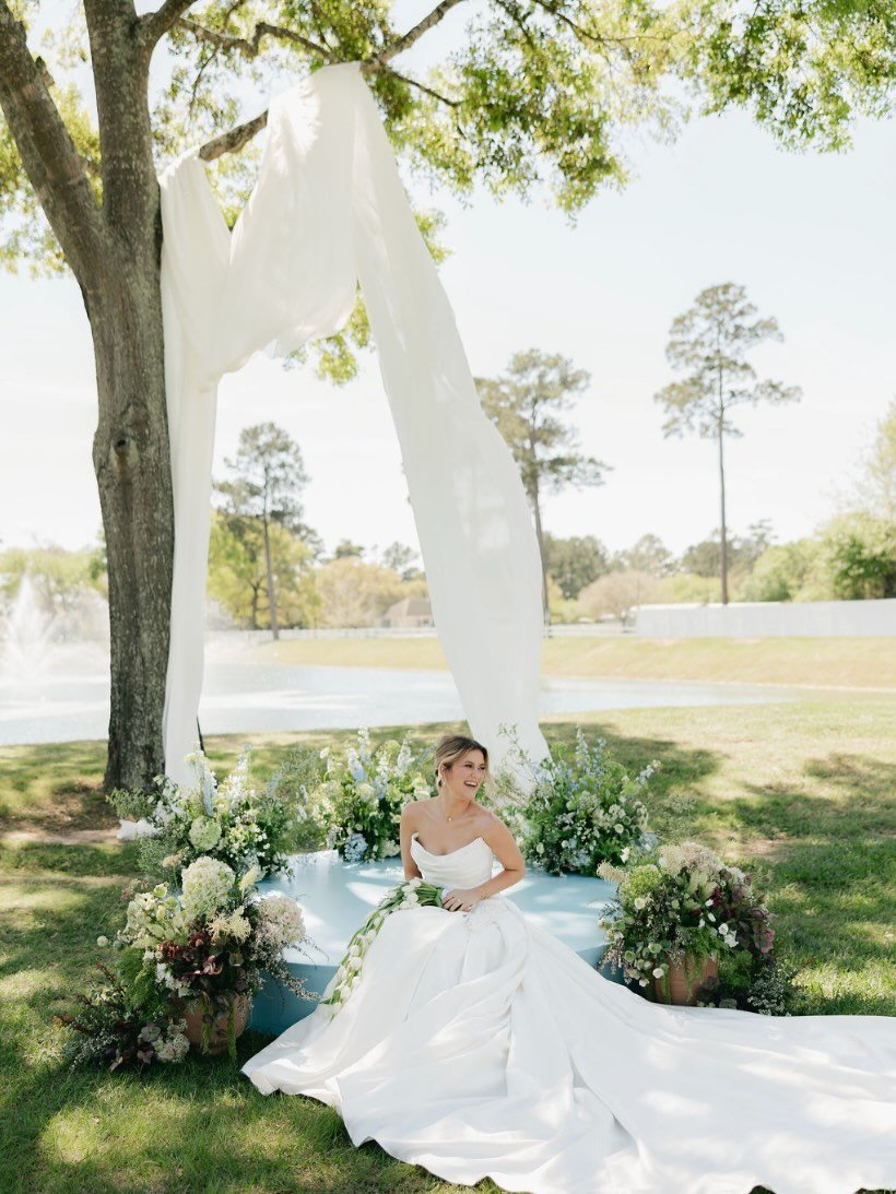 Dreaming about fall weather and outdoor ceremonies at Boxwood Manor ✨

Planning &amp; Design: @avery_boxwoodmanor 
Florals/Rentals: @thistleandgracedesign 
Photography: @sagerochellephoto 
Videography: @csweddingco 
Content Creation: @unveiledcontent