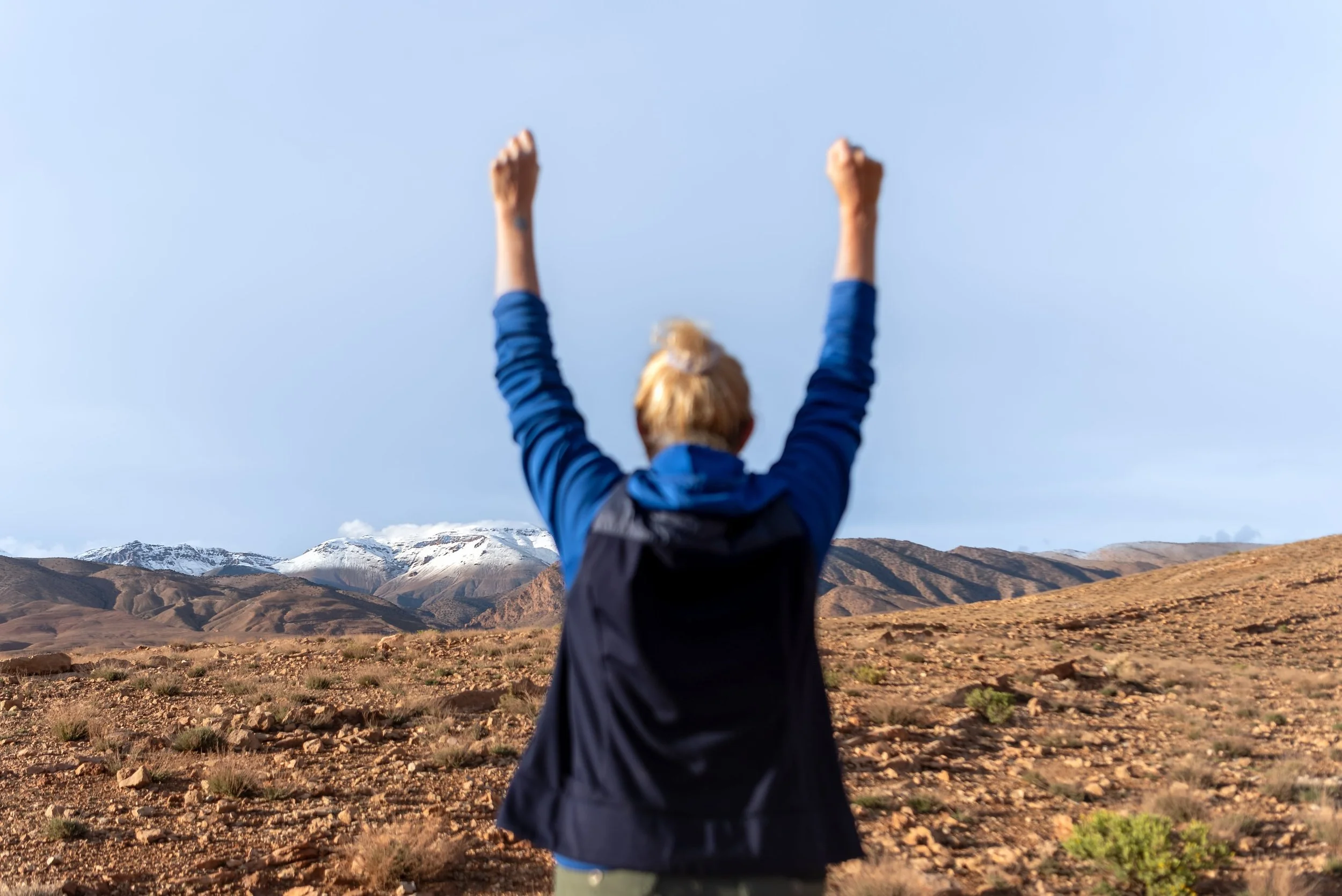 Morocco-Atlas-Mountains-viewpoint-traveller-raising-arms-2.jpeg