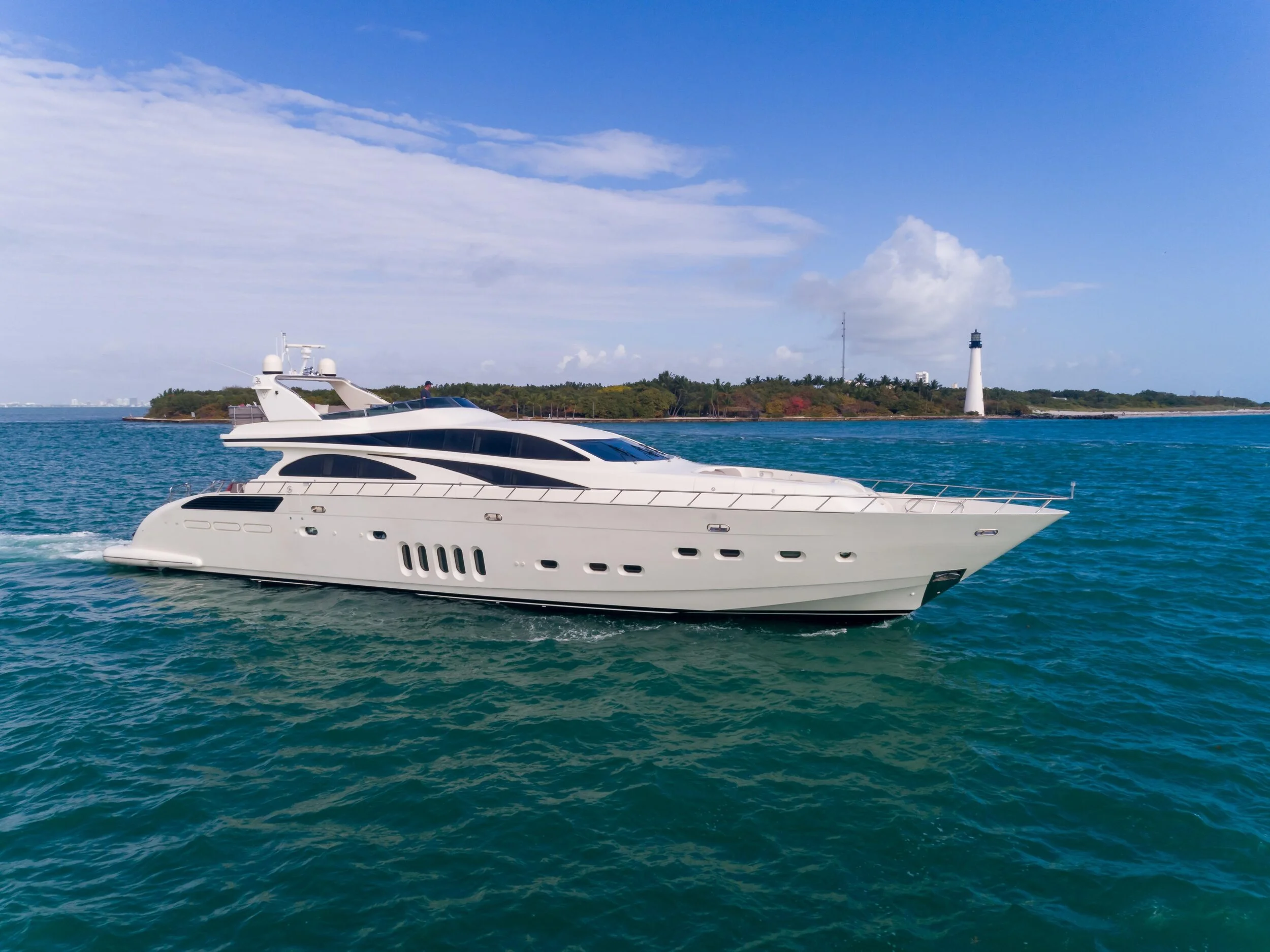 Miami_Yachting_Company_Leopard_105_Yacht1.jpg