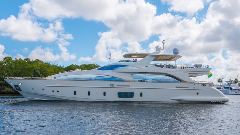 105 ft Azimut | From $8200 | 13 guest max