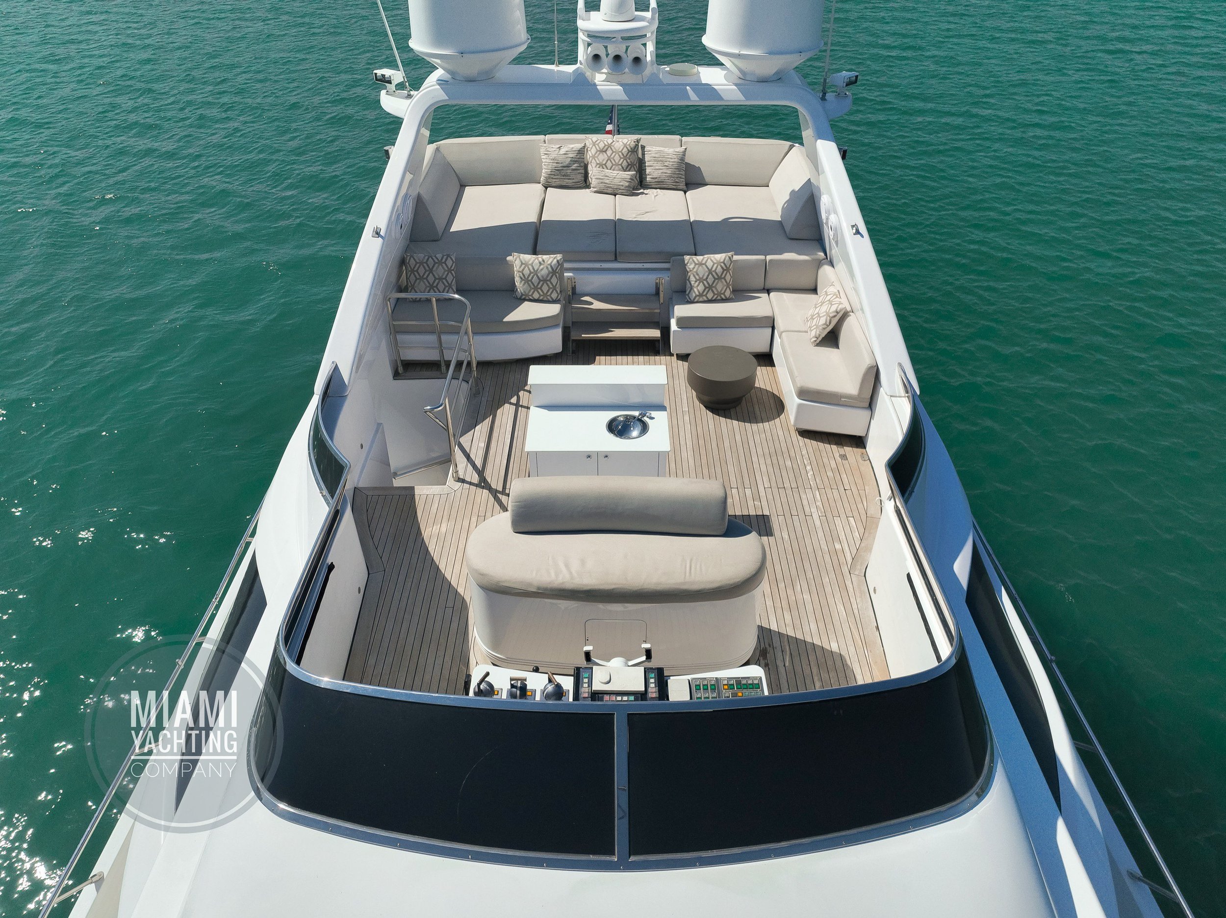 Miami_Yachting_Company_105_Leopard_Flybridge24.jpg