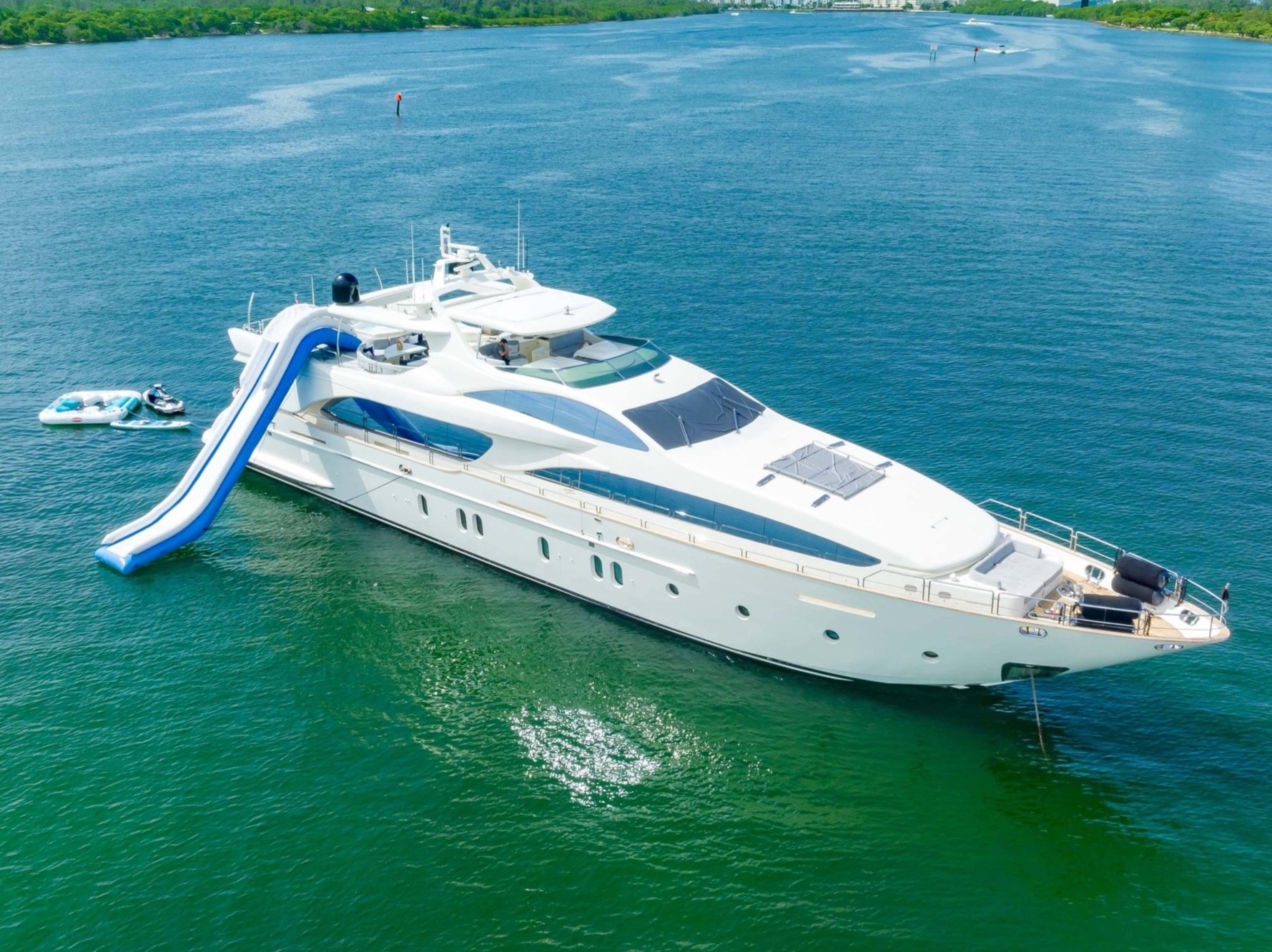 116 ft Azimut | From $10000 | 13 guest max