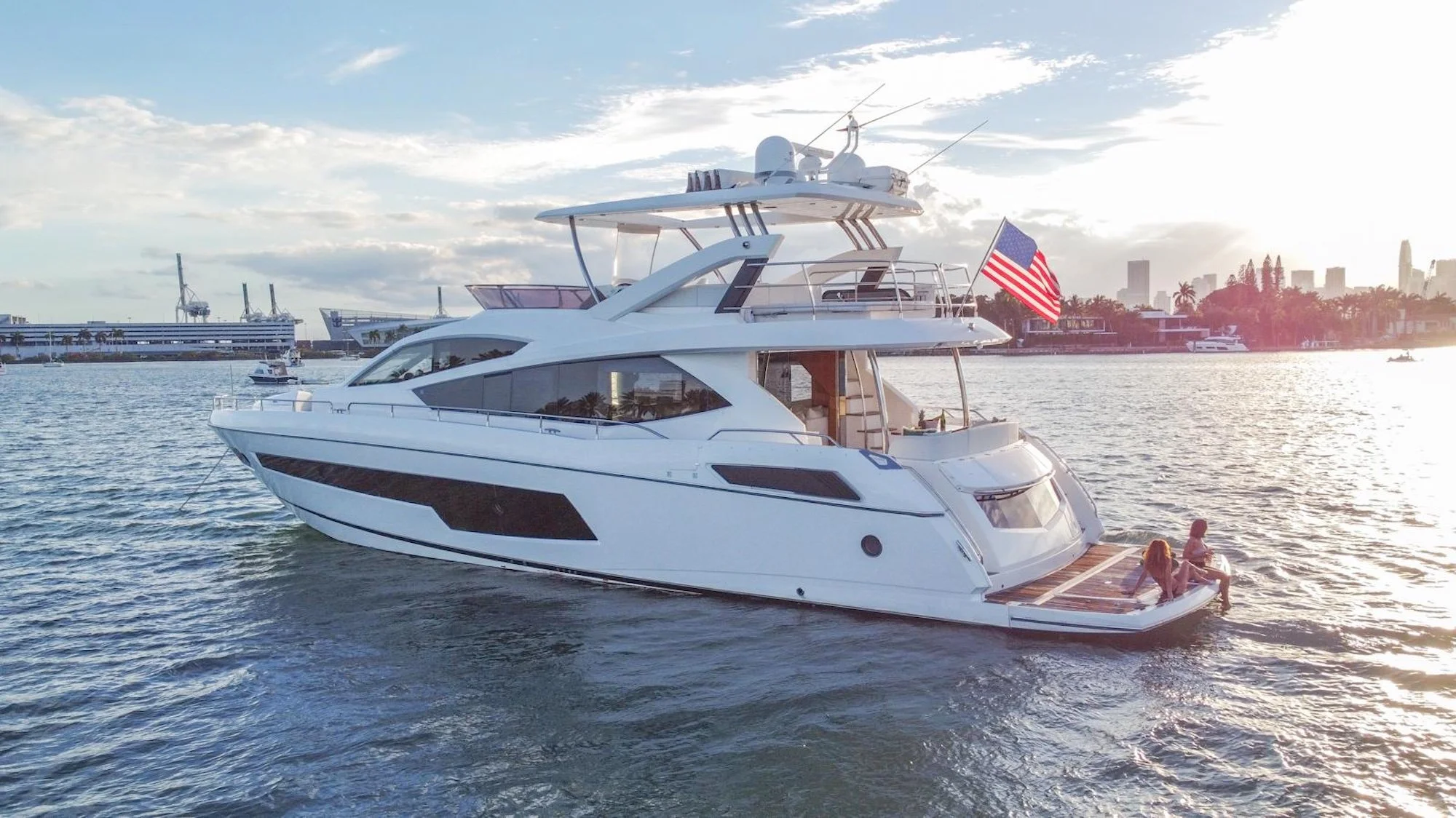 Miami_yachting_company_75_sunseeker_manhattan_fly_1.jpg