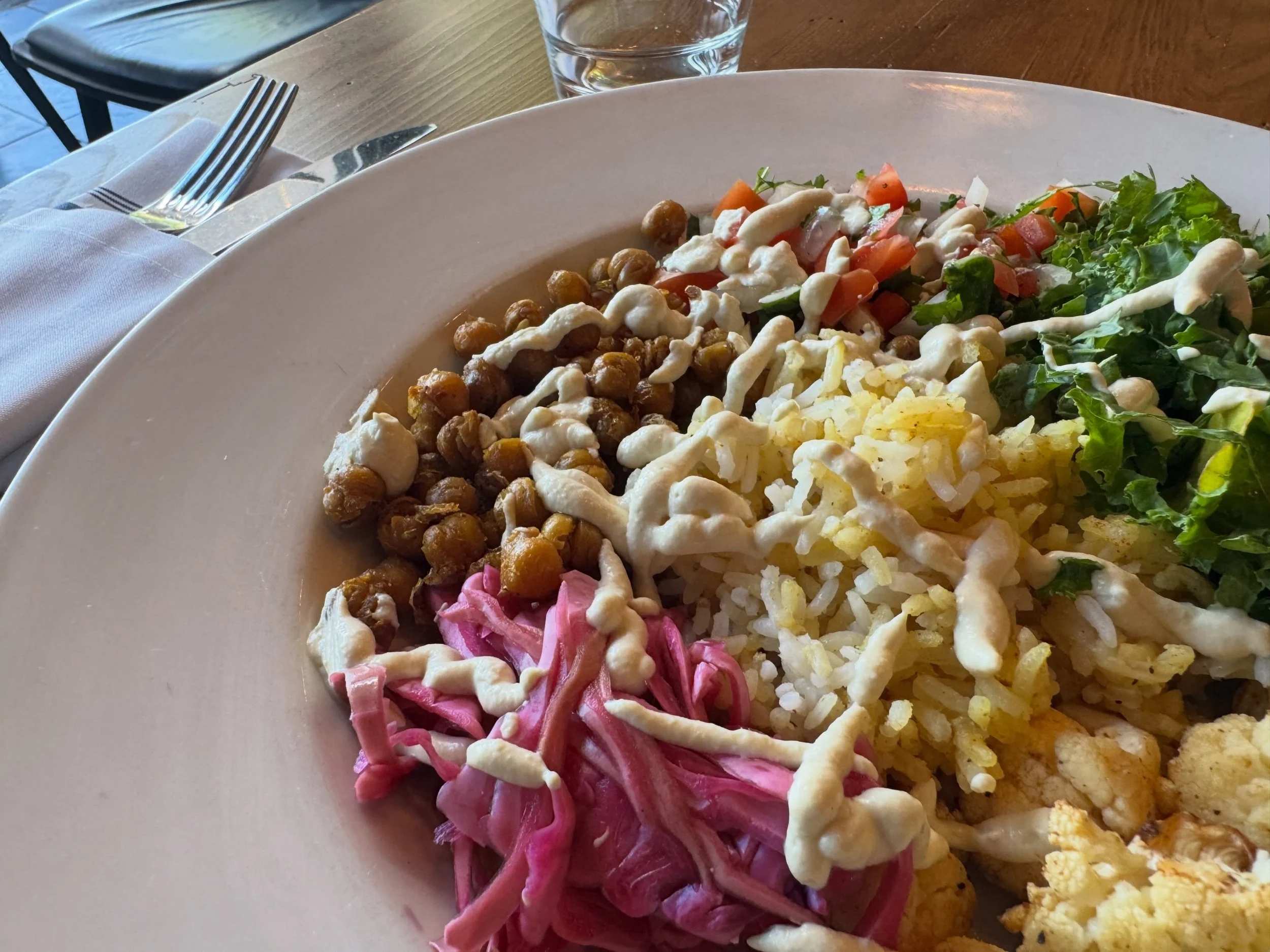 A little back-to-school fuel for the classmates trying to balance their plate 👀🥗

Our Warm Cauliflower brings together crispy chickpeas, pickled cabbage, seasoned rice, arugula, tahini vinaigrette, tomato, parsley and onion.

TLDR: eat your veggies