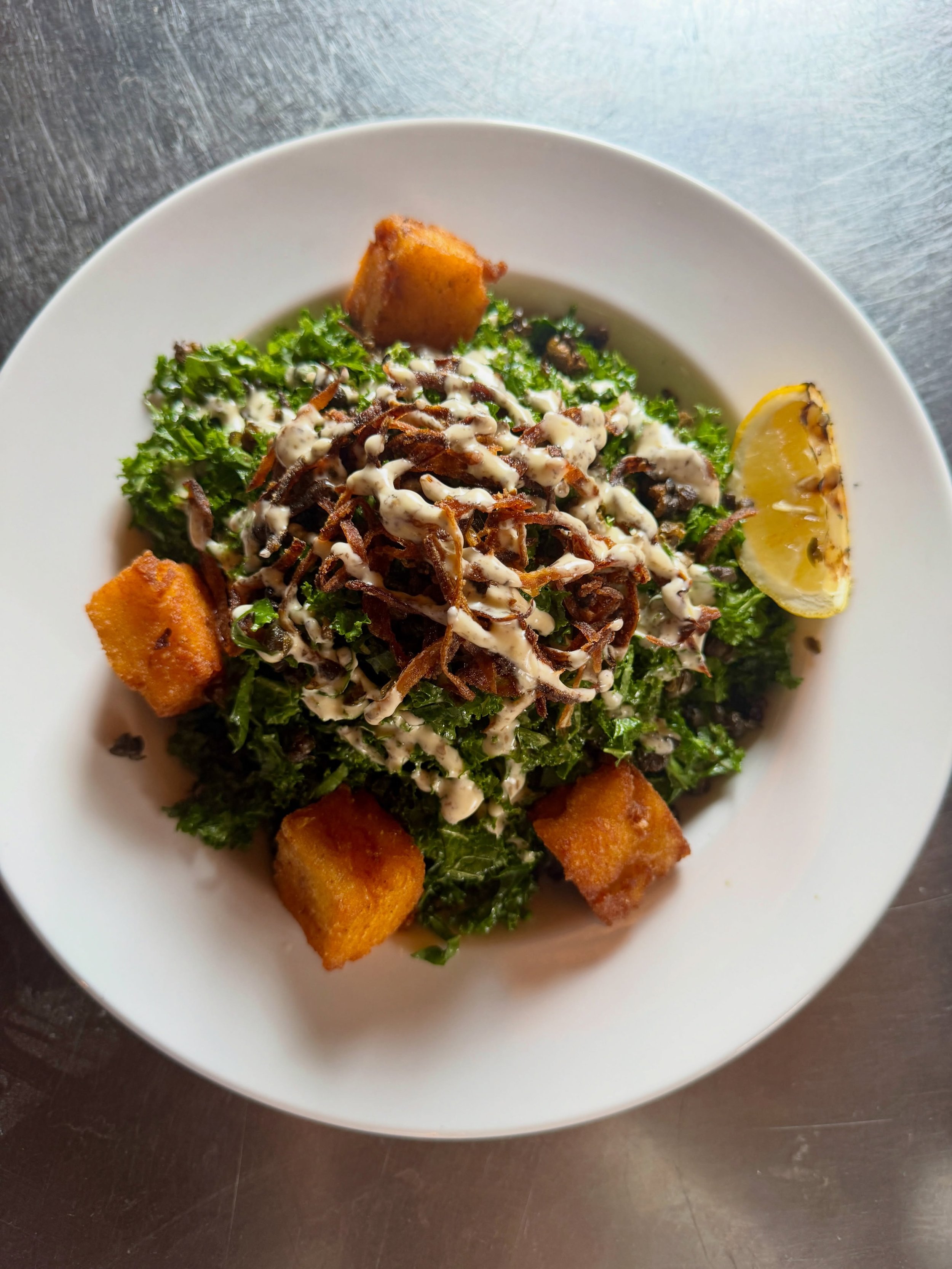 Caesar salad, but make it cool at SCHOOL. 😎🥬📚

The Kail! Caesar is bringing creamy lemon-garlic dressing, crispy capers &amp; onions, fried polenta croutons and plenty of crunch to the lesson plan.

Yes, it&rsquo;s vegan. 😌❤️

#schoolrestaurant #