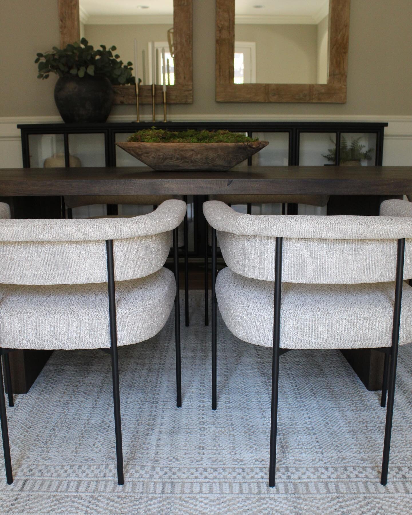 Warm aesthetics and clean lines in our #skdmckelvey dining room.
#skd #shannonkatedesigns