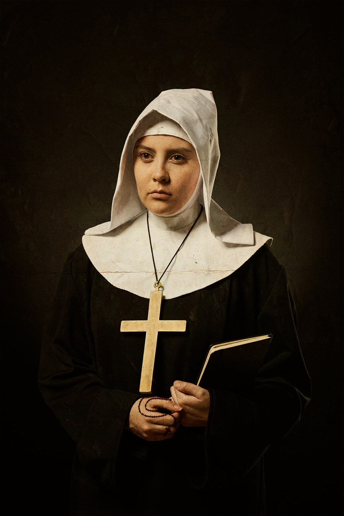 Retrato de una mujer vestida como monja, con hábito negro y velo blanco, sosteniendo un libro y usando una gran cruz de madera alrededor del cuello.