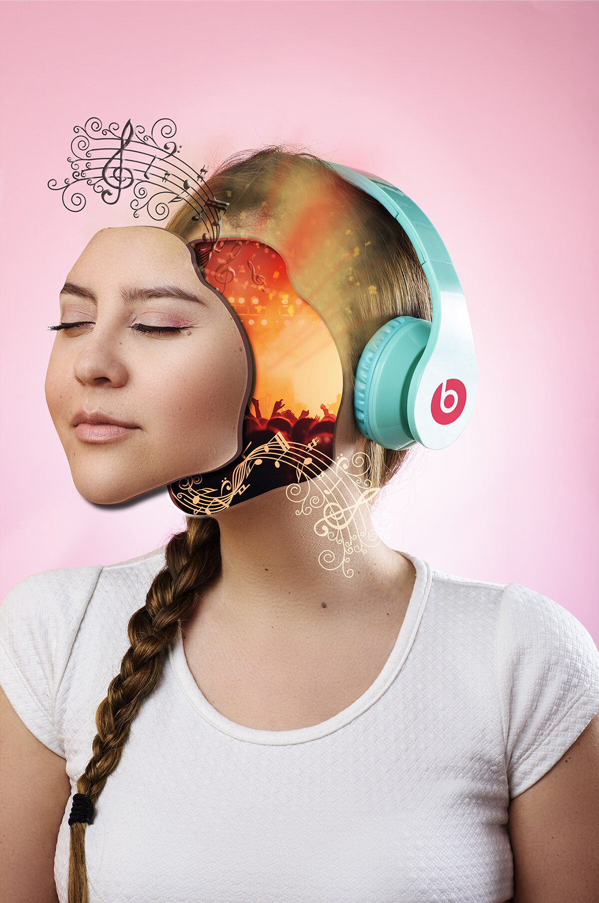 Mujer con auriculares BeatsbyDre, con ilustraciones creativas de música y escenarios dentro de su cabeza, en fondo rosa.