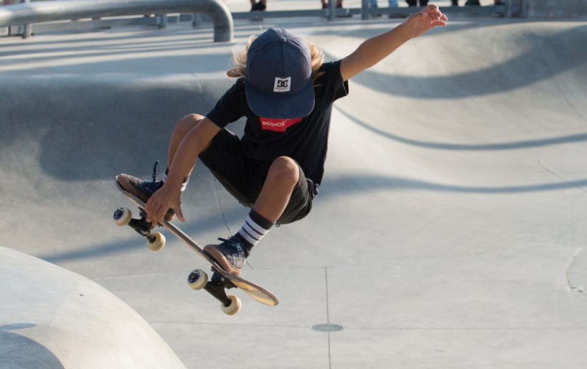 Max doing freestyle skateboard tricks