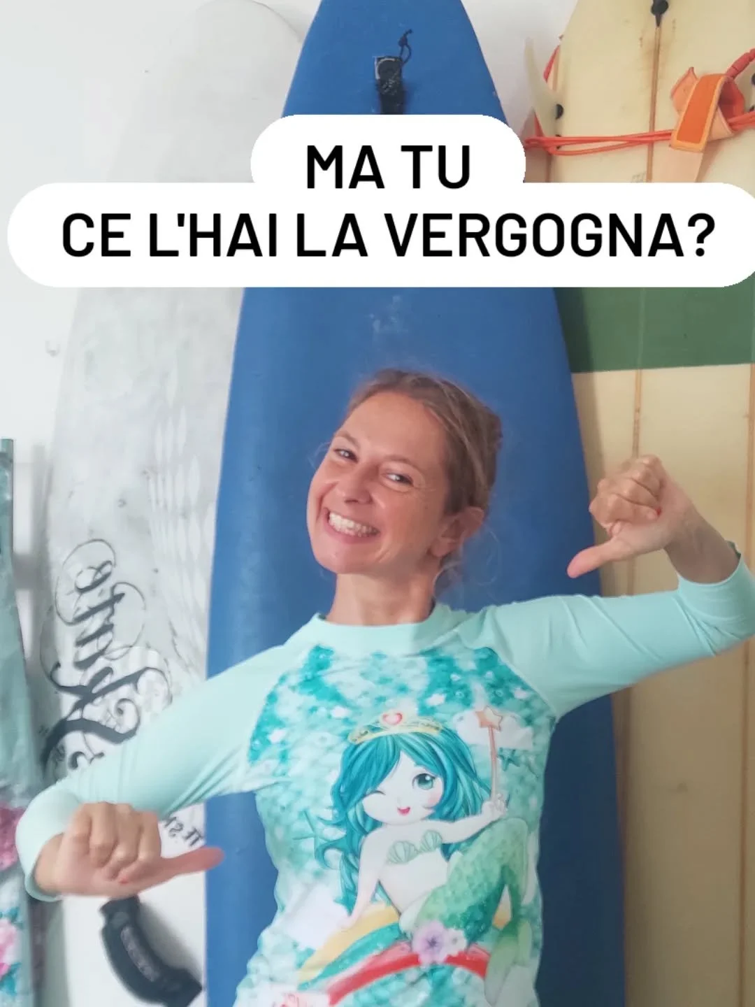 Pensiamo che sia cosa da bambinə, quel nascondersi dietro le gambe dei grandi aspettando di sentirsi rassicurare - non fare il vergognoso, la vergognosa - e con sollievo ricevere il permesso di esistere senza timore. 

E invece diventiamo noi i grand