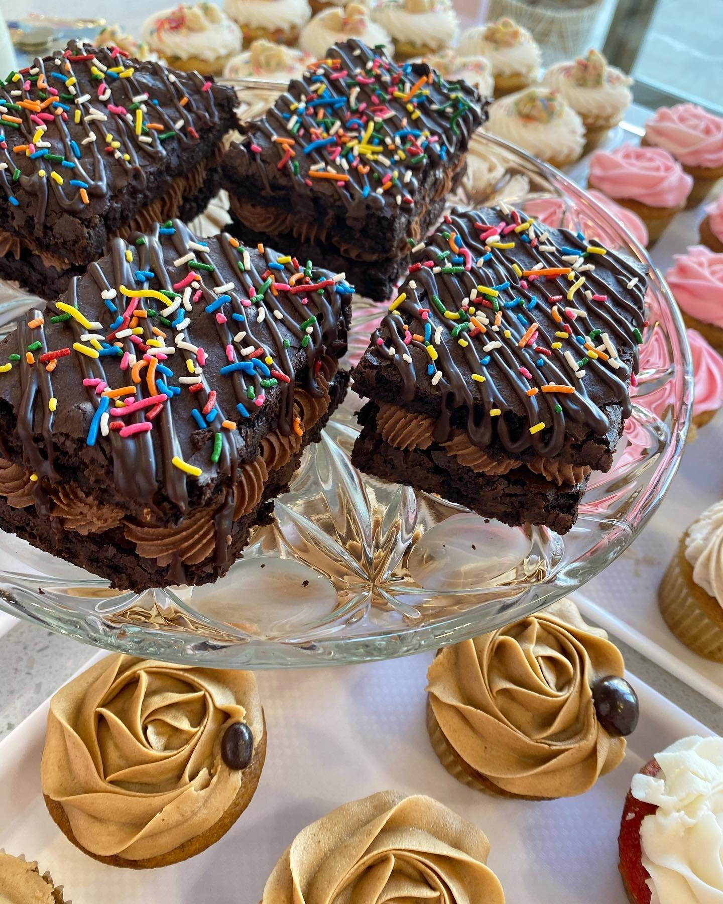 We still have plenty of cupcakes, cutie cakes, layer cakes, coffee cakes, cookie sandwiches, triple chocolate brownies, and DUNKAROOS! We&rsquo;re here until 4 at our new location in the Thunder Centre across from Old Navy! Treat yourself! It&rsquo;s