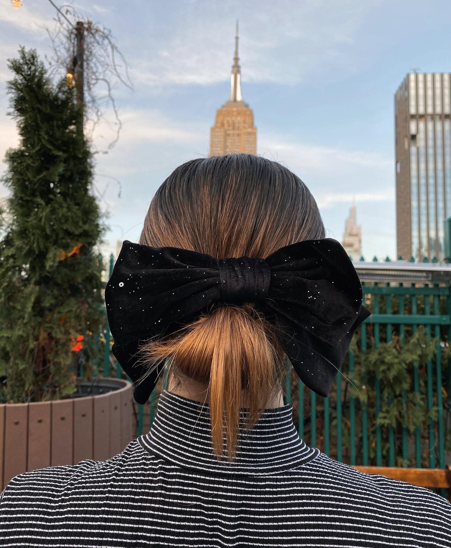 Day 1🎄XL bow with an XL view🎀 To kick off the month of December I&rsquo;m starting 12 Days of Holiday Hairstyles to bring you guys some inspiration during this season✨ 
.
Is there any specific style you would like to see or accessories used?! Tell 