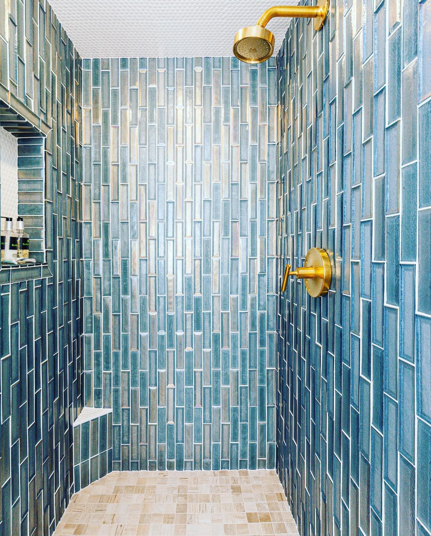 Texture. Glass. Blue. Brass.  Opulent and dreamy.  Comes complete with a ledge to shave your legs ... AND no schluter ... winwinwin &bull;
&bull;
&bull;
&bull;
&bull;
Design by @editandscaledesign 

#interiordesigner #newconstruction #utahstyle #desi