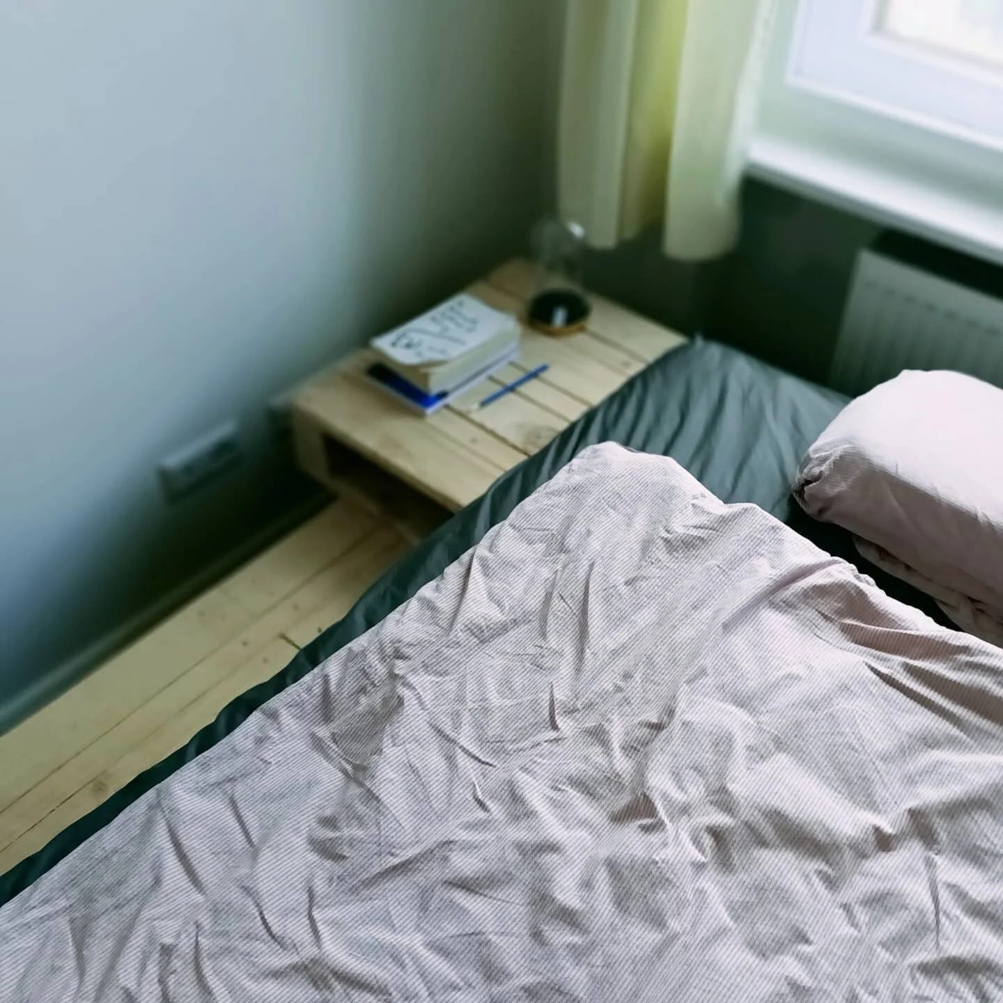 This is an example of how simple we can build something. Client had a few pallets, we had the knowledge and together we created a bed for a very reasonable price.