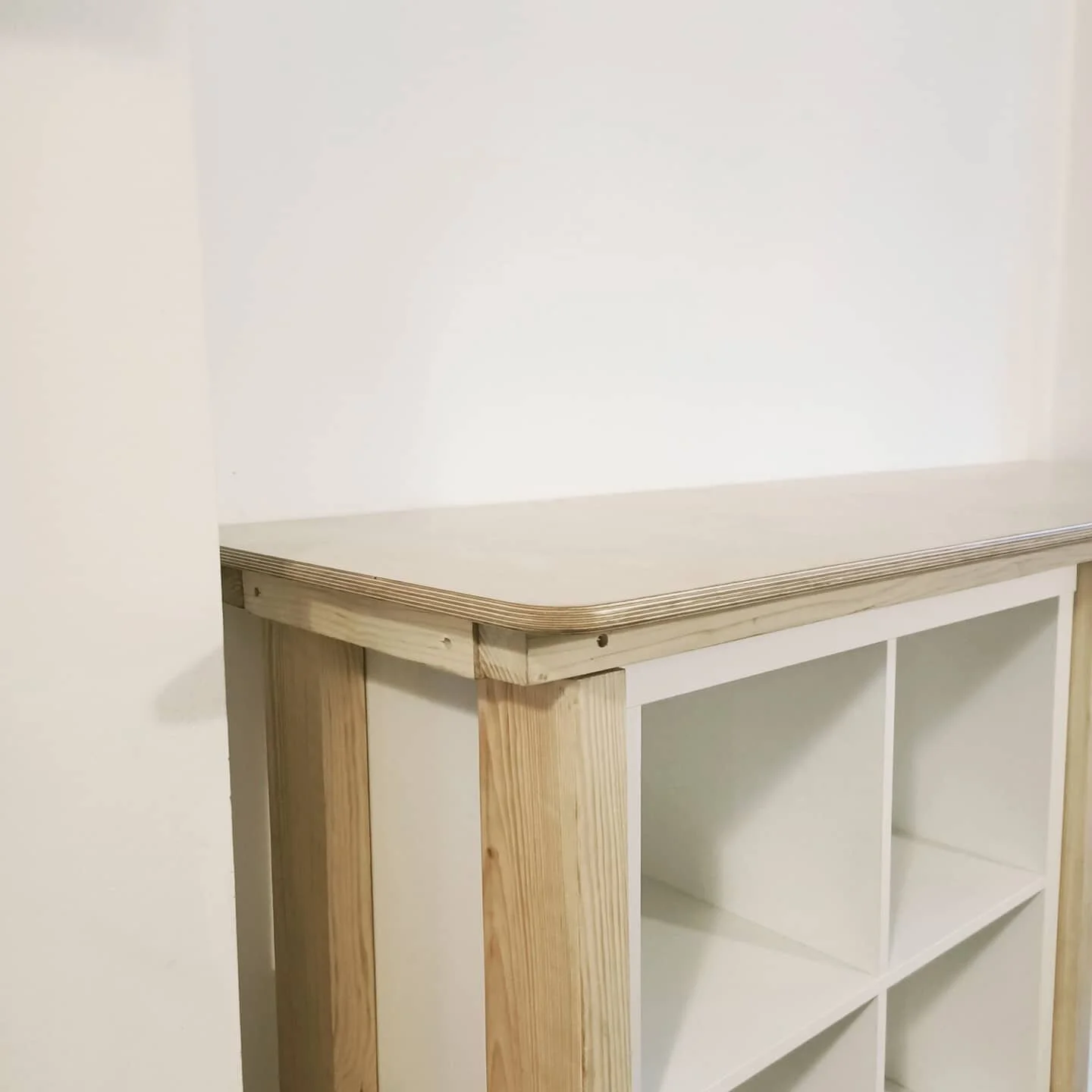 Today we installed this stand. It will be used to hold a aquarium of 300kg. So we build the frame with lap/half lap joints.
