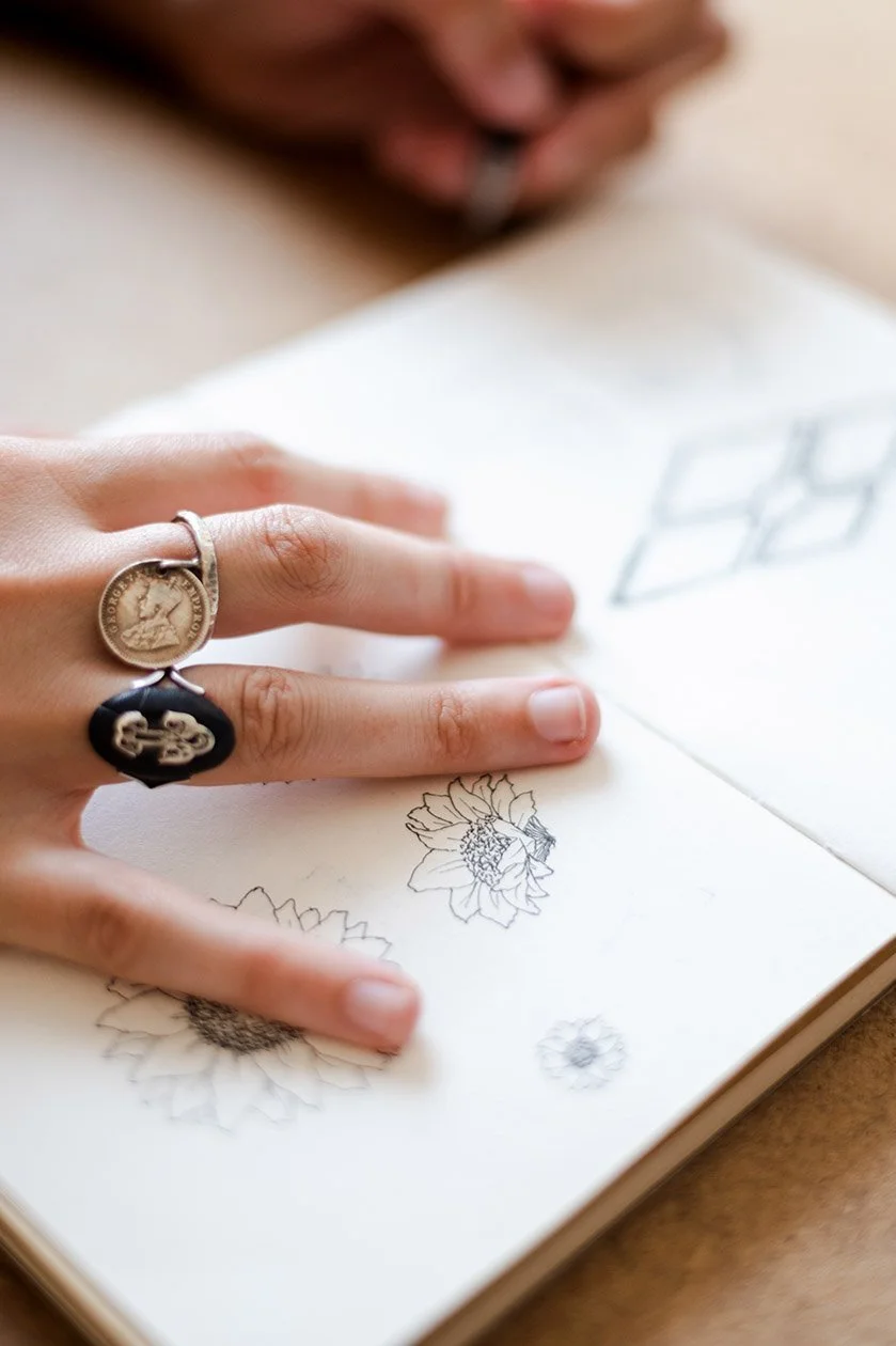 Mains dessinant dans un carnet — atelier Allons-y Alonso