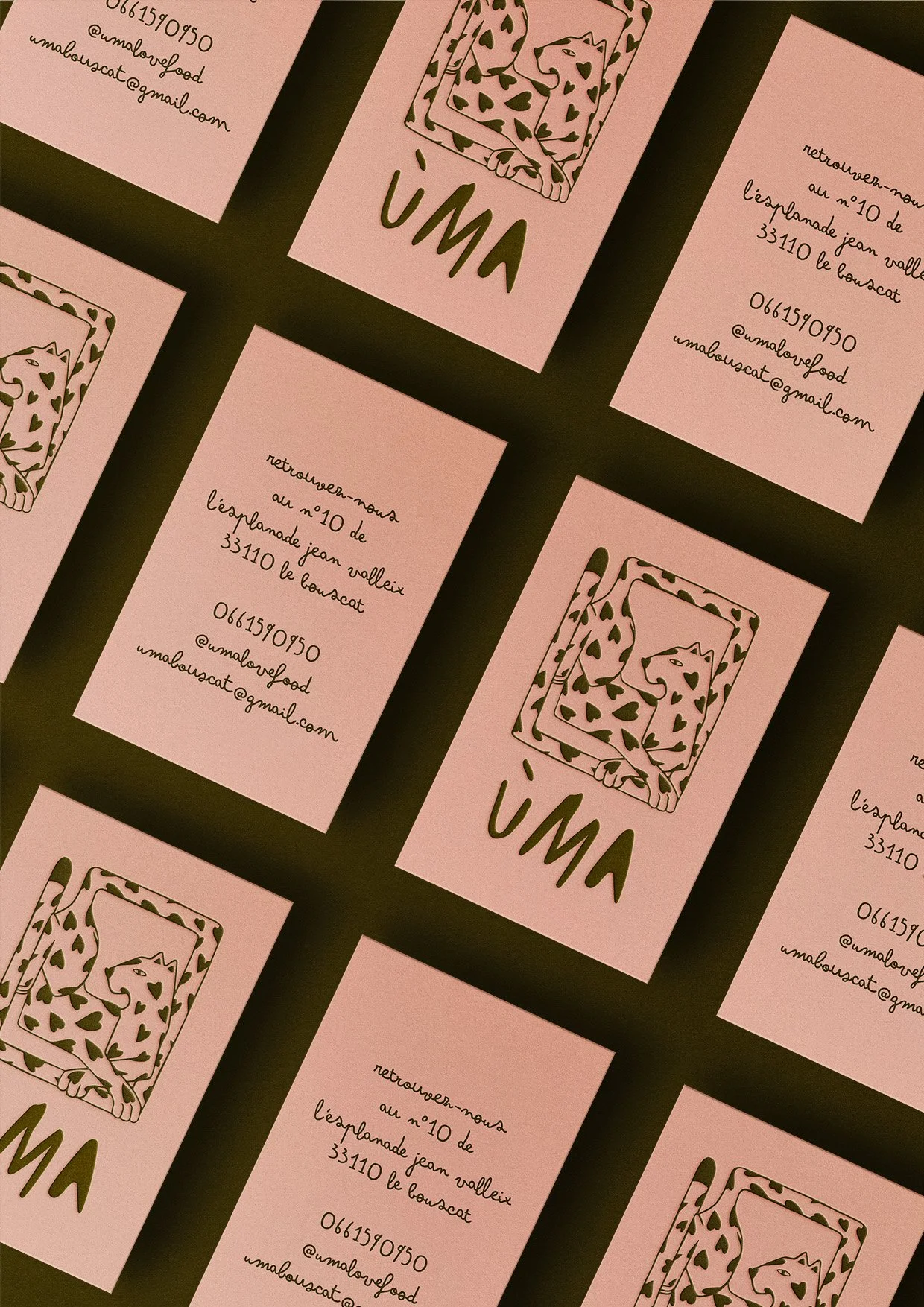 Mockup cartes de visite restaurant UMA — illustration léopard et cœurs, branding identité visuelle