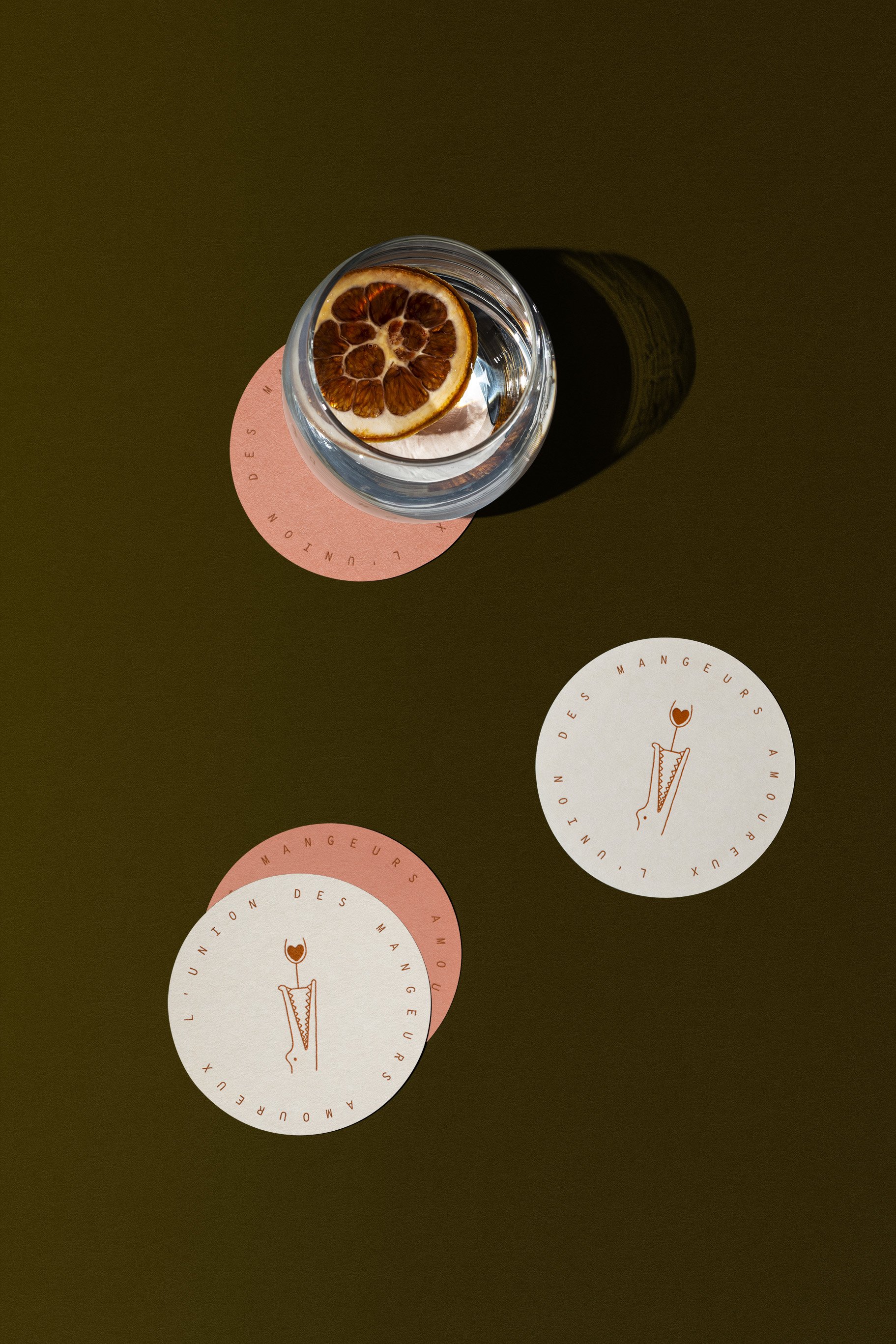 Mockup sous-bocks restaurant UMA — branding sauvage et moderne, identité visuelle