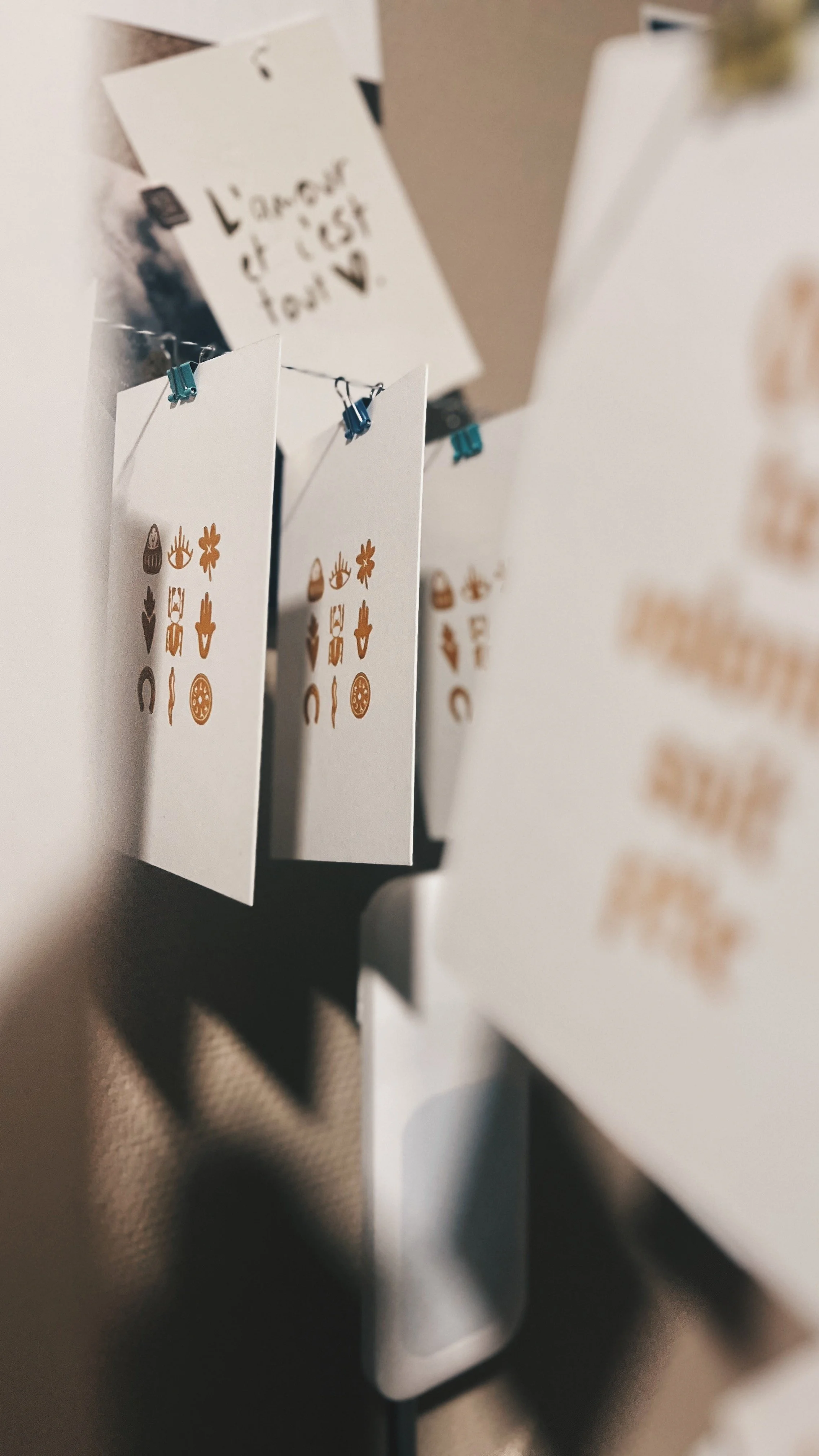 Atelier Allons-y Alonso — cartes imprimées en linogravure en train de sécher sur un fil