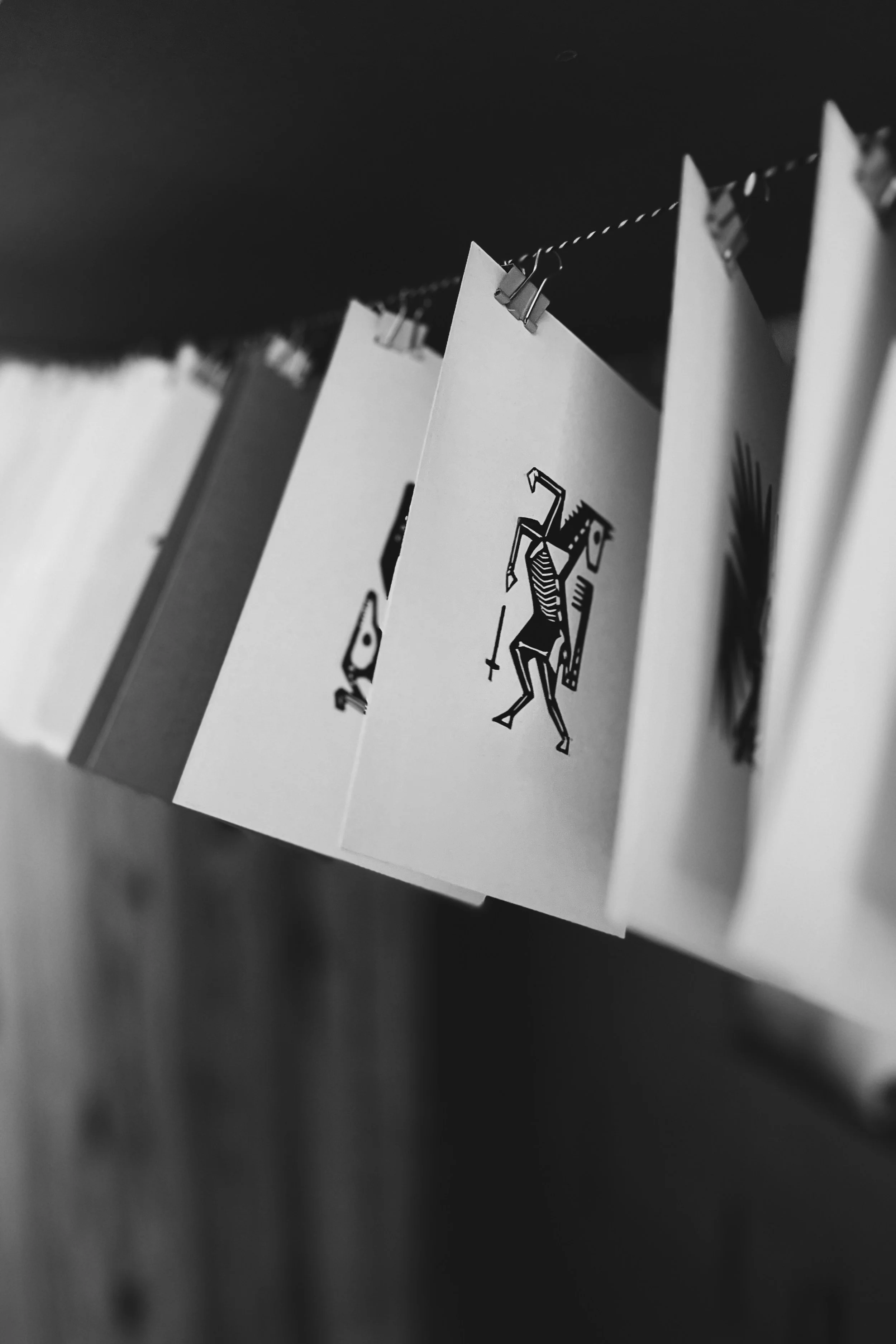 Illustrations fantastiques et un peu macabres imprimées en linogravure sur des papiers recyclés.