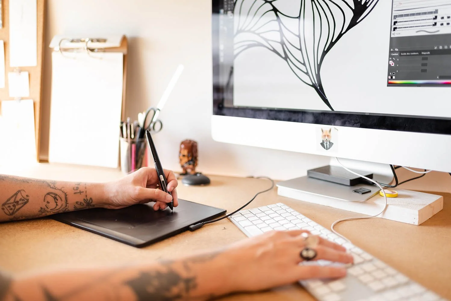 Audrey travaillant sur ordinateur avec tablette graphique — atelier Allons-y Alonso