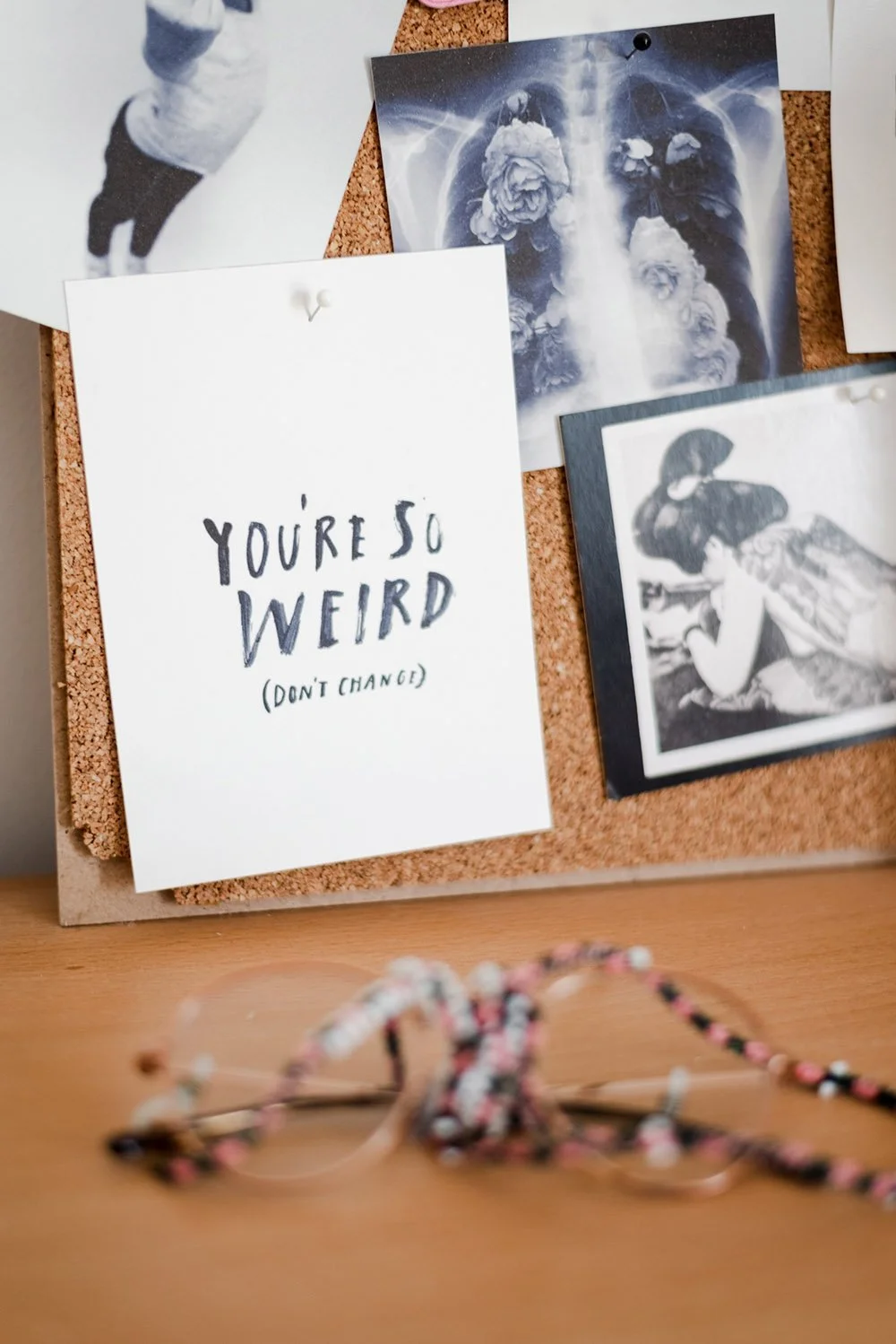 Mur d’inspiration artistique avec cartes illustrées et photos — collage poétique composé de visuels rétro, citations imprimées et dessins originaux.  Ambiance créative et artisanale, typique d’un atelier de design graphique.