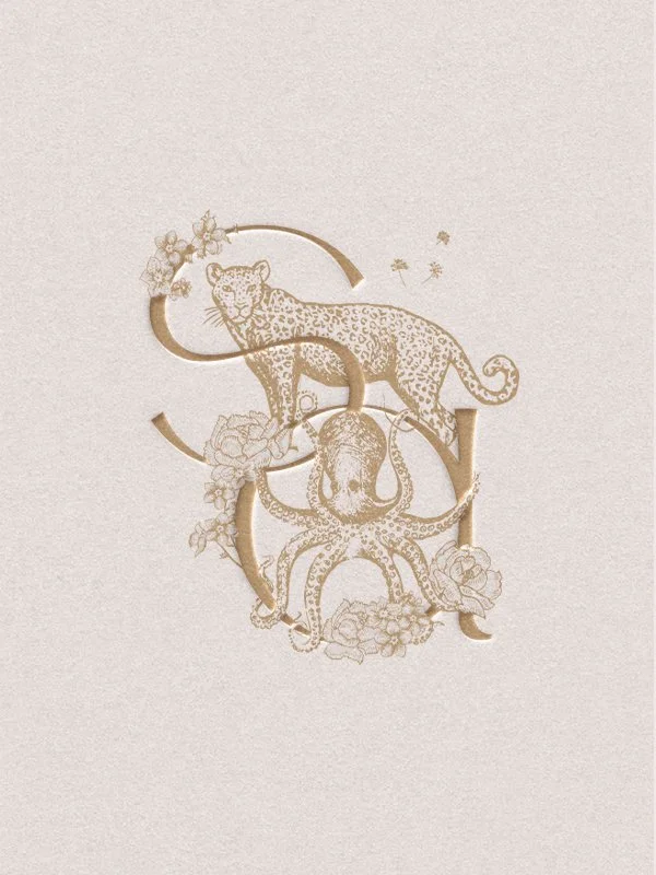 Mockup invitation de mariage imprimée en letterpress — monogramme S&A et illustrations gravure léopard et pieuvre