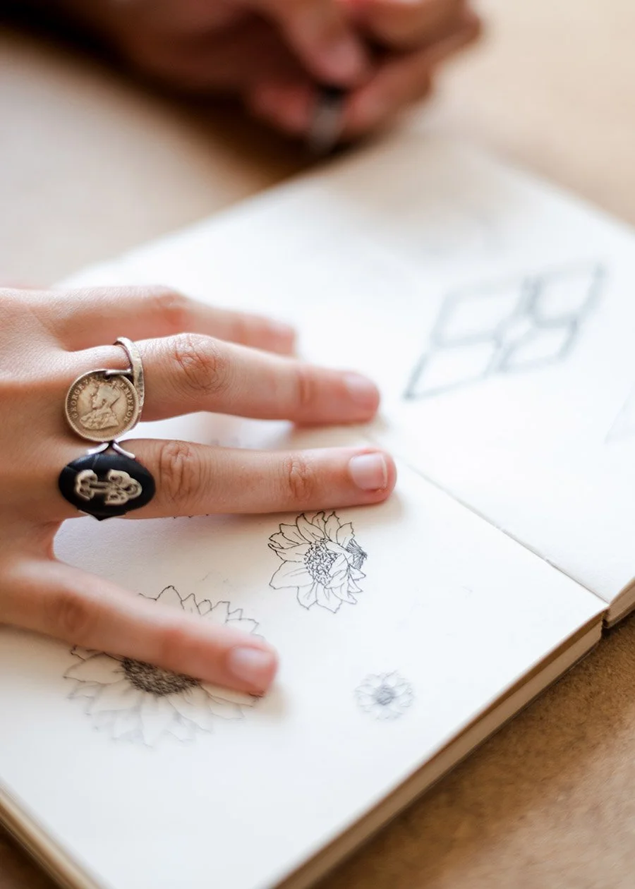 Mains dessinant dans un carnet — atelier Allons-y Alonso EmmanuelleBraun