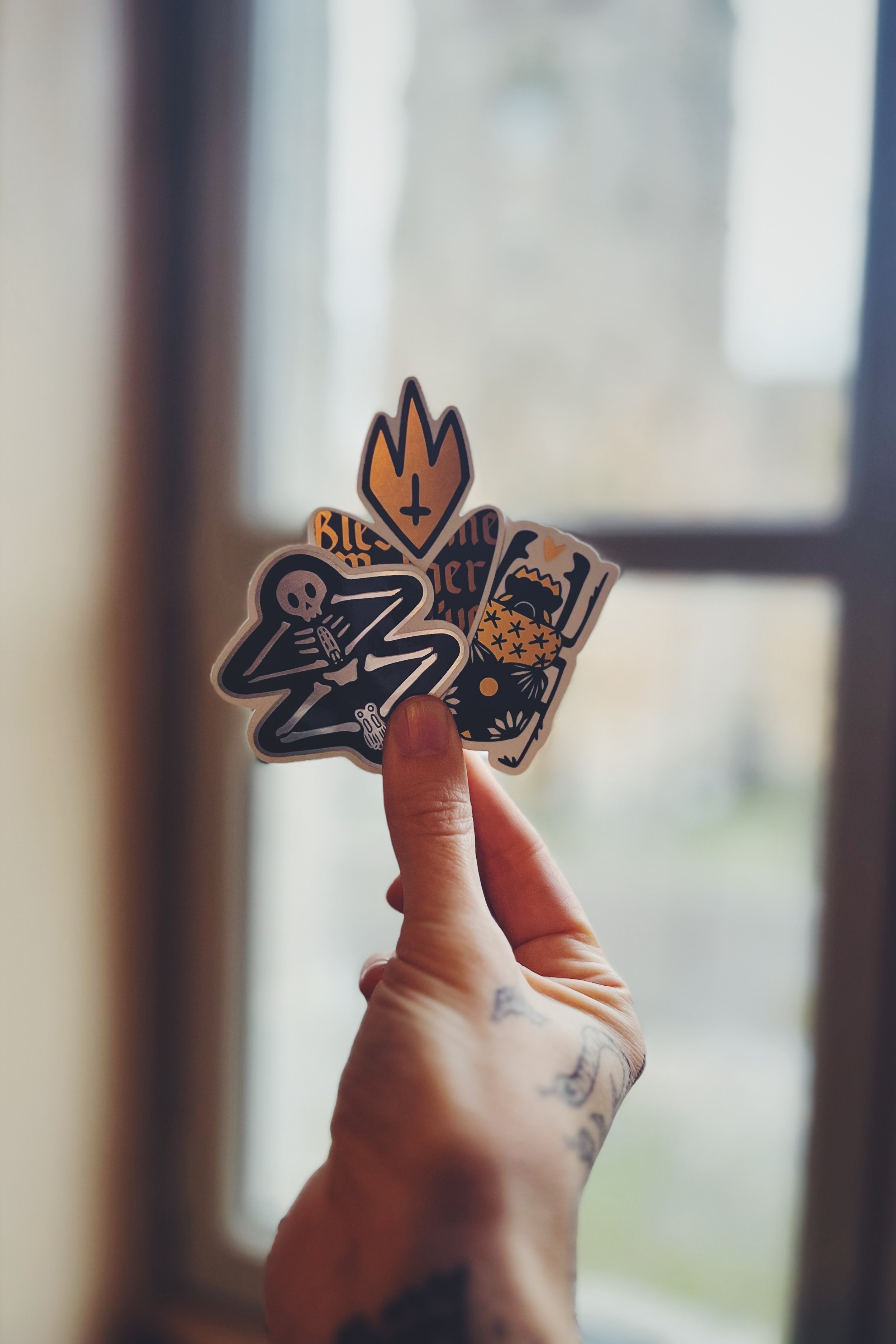 Trois stickers inspirés d'anciennes amulettes — création artisanale Allons-y Alonso