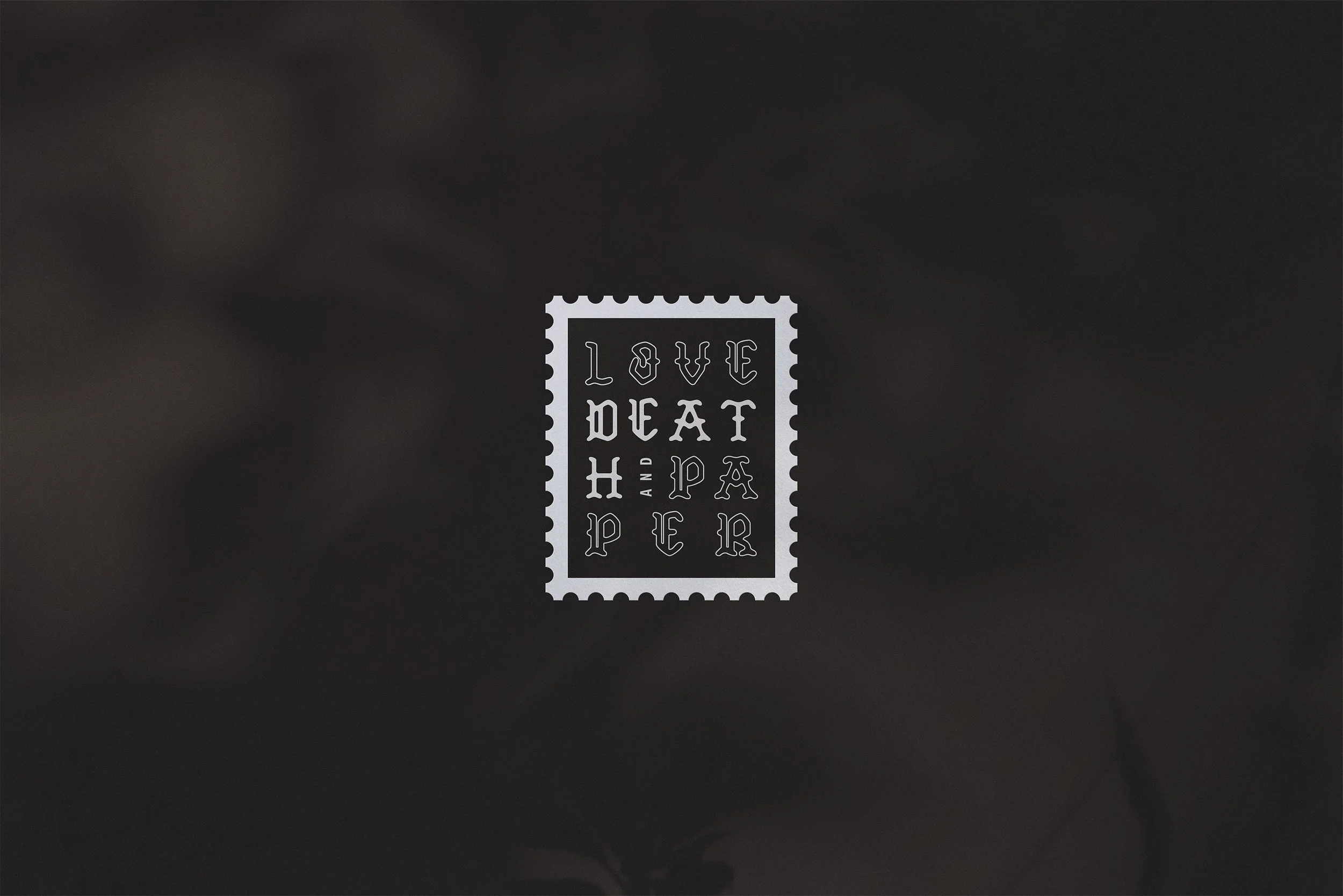 Mockup timbre postal Gris — papeterie funéraire, inscription Love Death & Paper