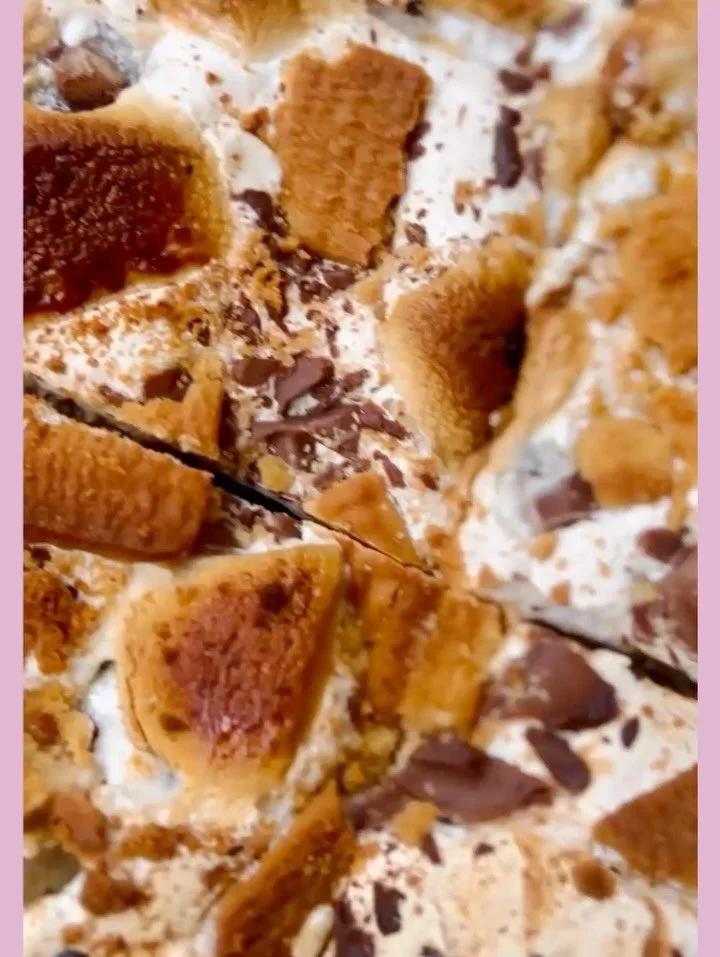 S’more reasons to fall in love with the autumnal season — have these stollen your heart yet? πππ₯π«β¨ S’Mores + Stollen Blondies ready for @northseacoffee π«π₯¨π₯¨