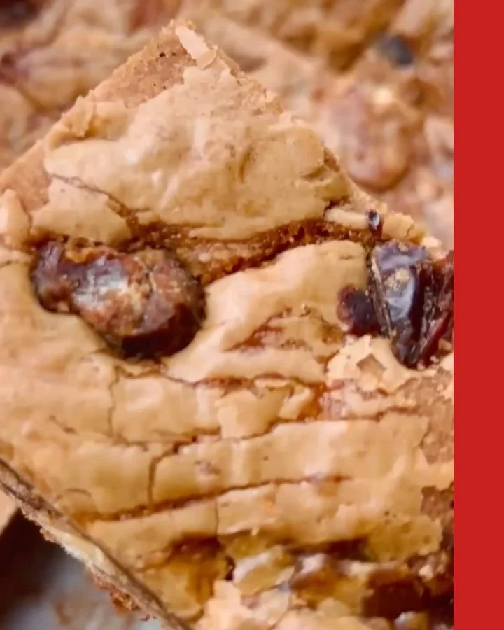 Say hello to our new Toffee Mocha Blondies ππΌ - Made for slow Sundays and hot drinks… πβ Laced with espresso, cocoa, white chocolate chunks, dates, and homemade sticky toffee caramel. Made for autumn cravings…β¨π«π